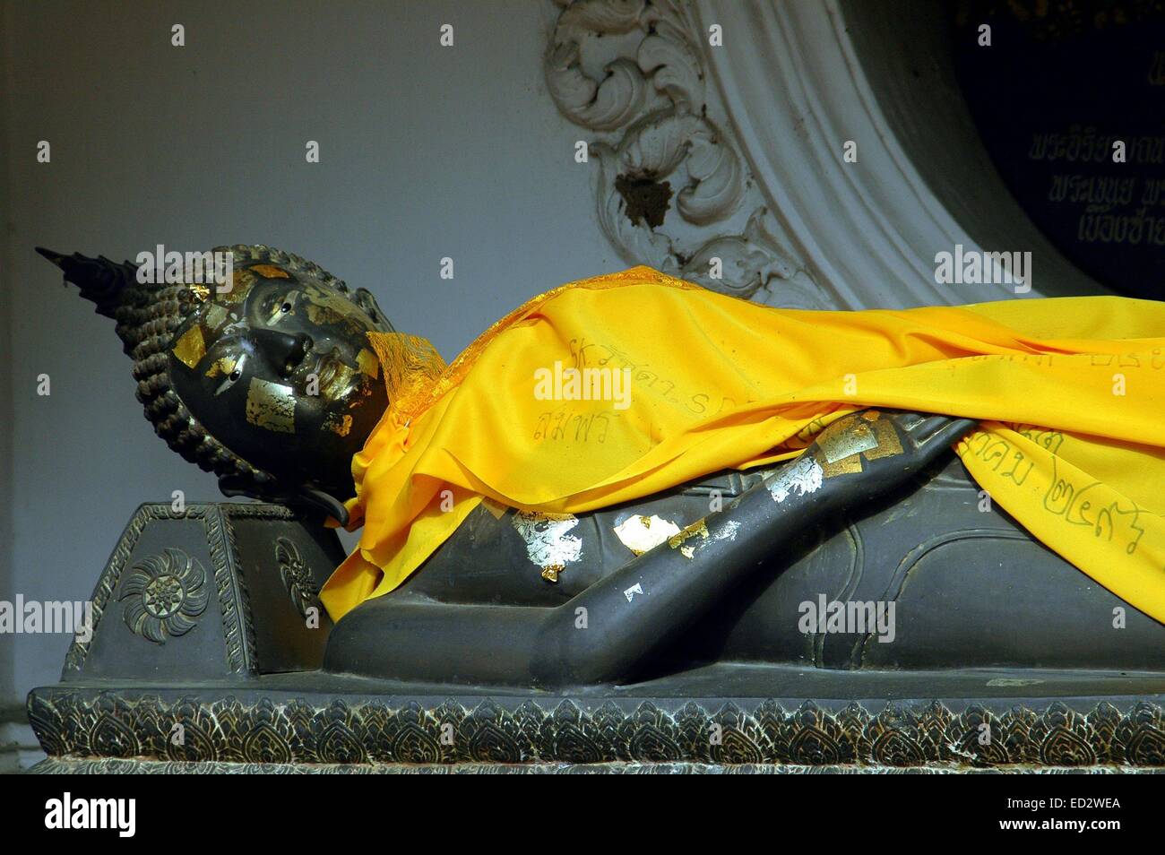 NAKHON PRATHOM, THAÏLANDE : RECLINING FIGURE de Bouddha pour atteindre le nirvana AU GRAND CHEDI de Phra Pathom Chedi Banque D'Images