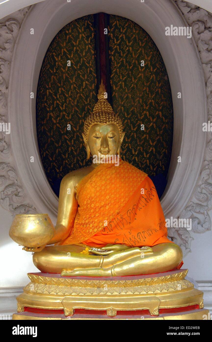 NAKHON PATHOM, THAÏLANDE : Bouddha Doré ASSIS DANS UNE ARCHE SOUS LE GRAND Dôme de Phra Pathom Chedi Banque D'Images