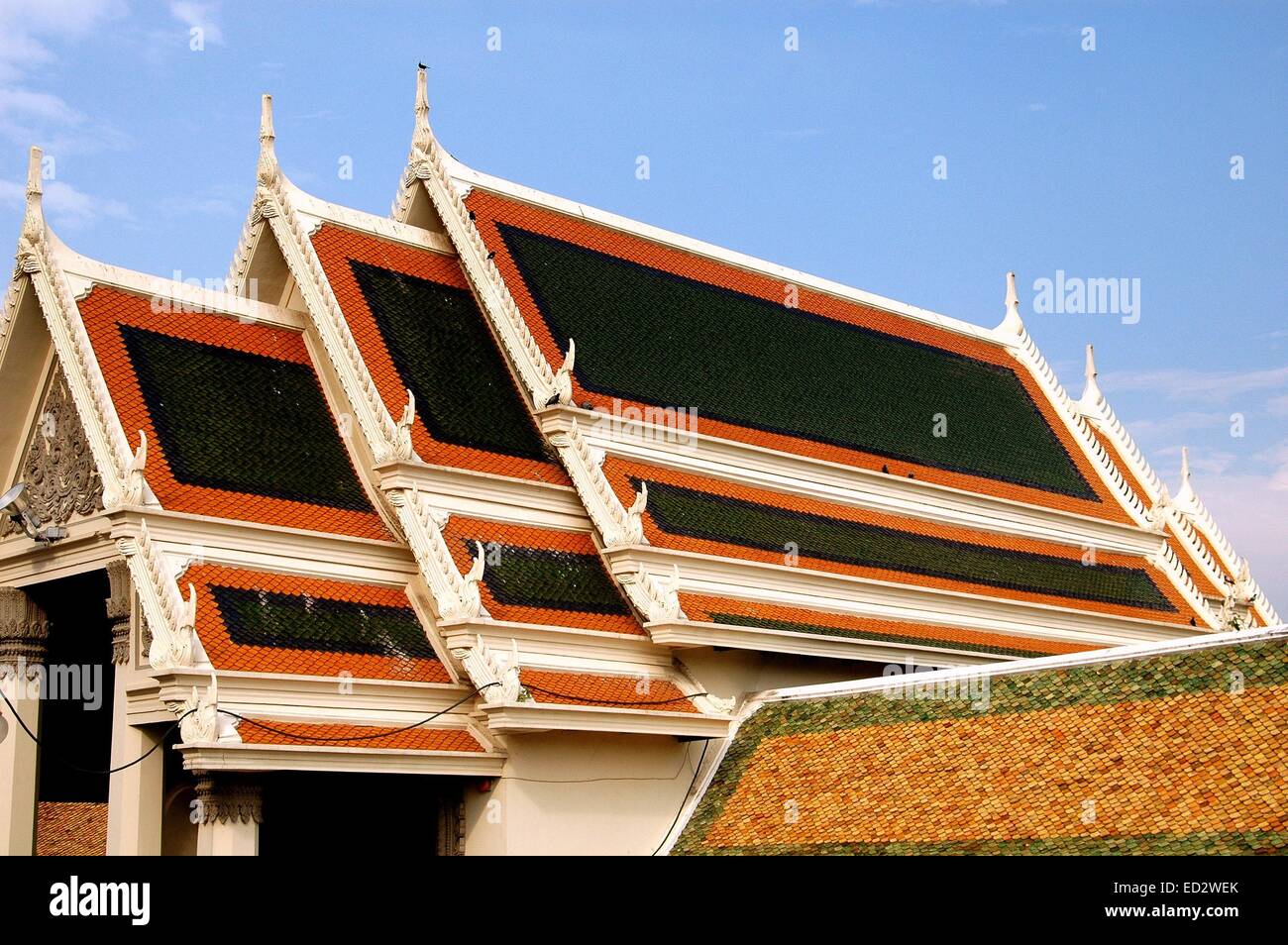 NAKHON PATHOM, THAÏLANDE : Toit de tuiles à deux versants DE L'OUEST VIHARA à Phra Pathom Chedi Banque D'Images