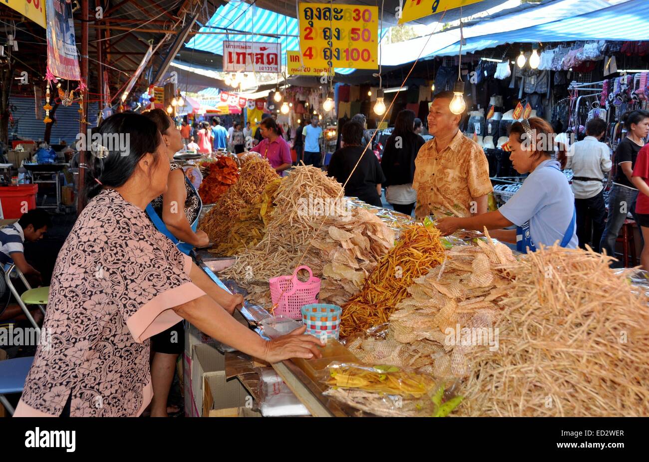 NAKHON PATHOM, Thaïlande : les femmes vendant de délicieux aliments thaïlandais à un festival local situé près du temple Phra Pathom Chedi saint Banque D'Images
