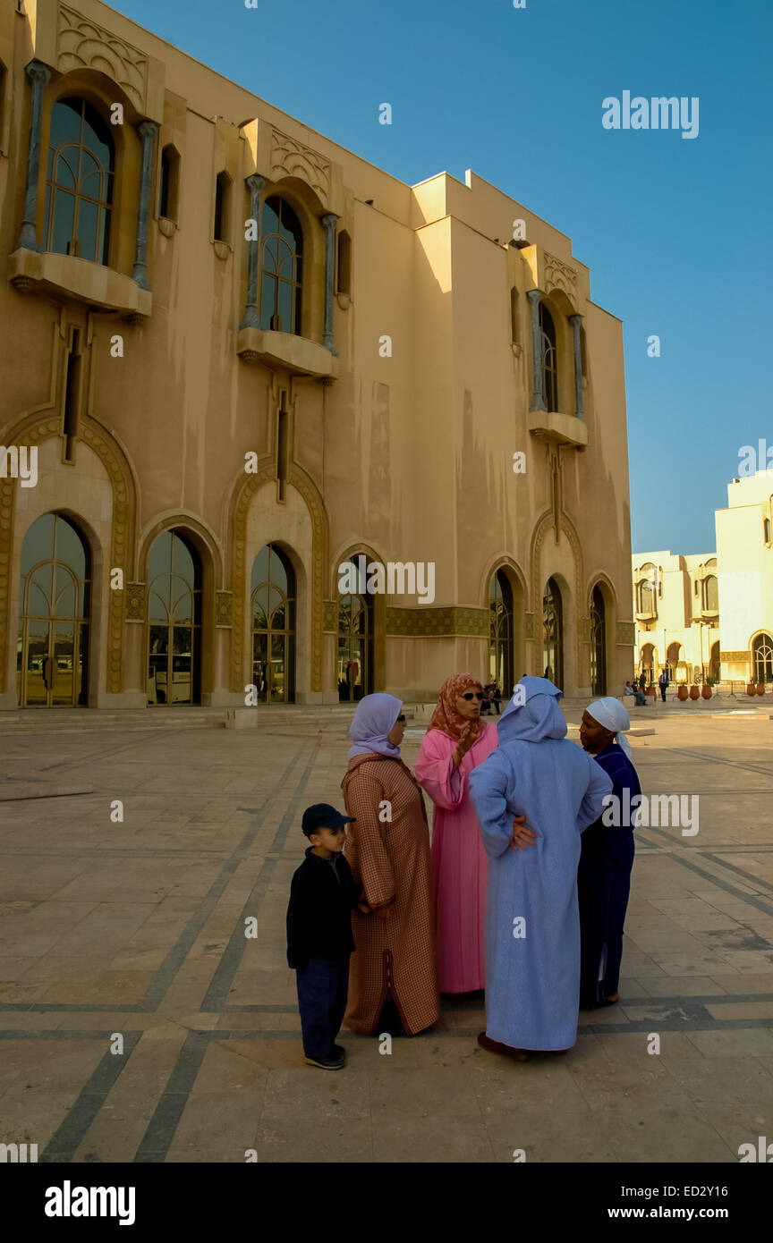 Des personnes non identifiées par la Mosquée Hassan II à Casablanca, Maroc. Banque D'Images