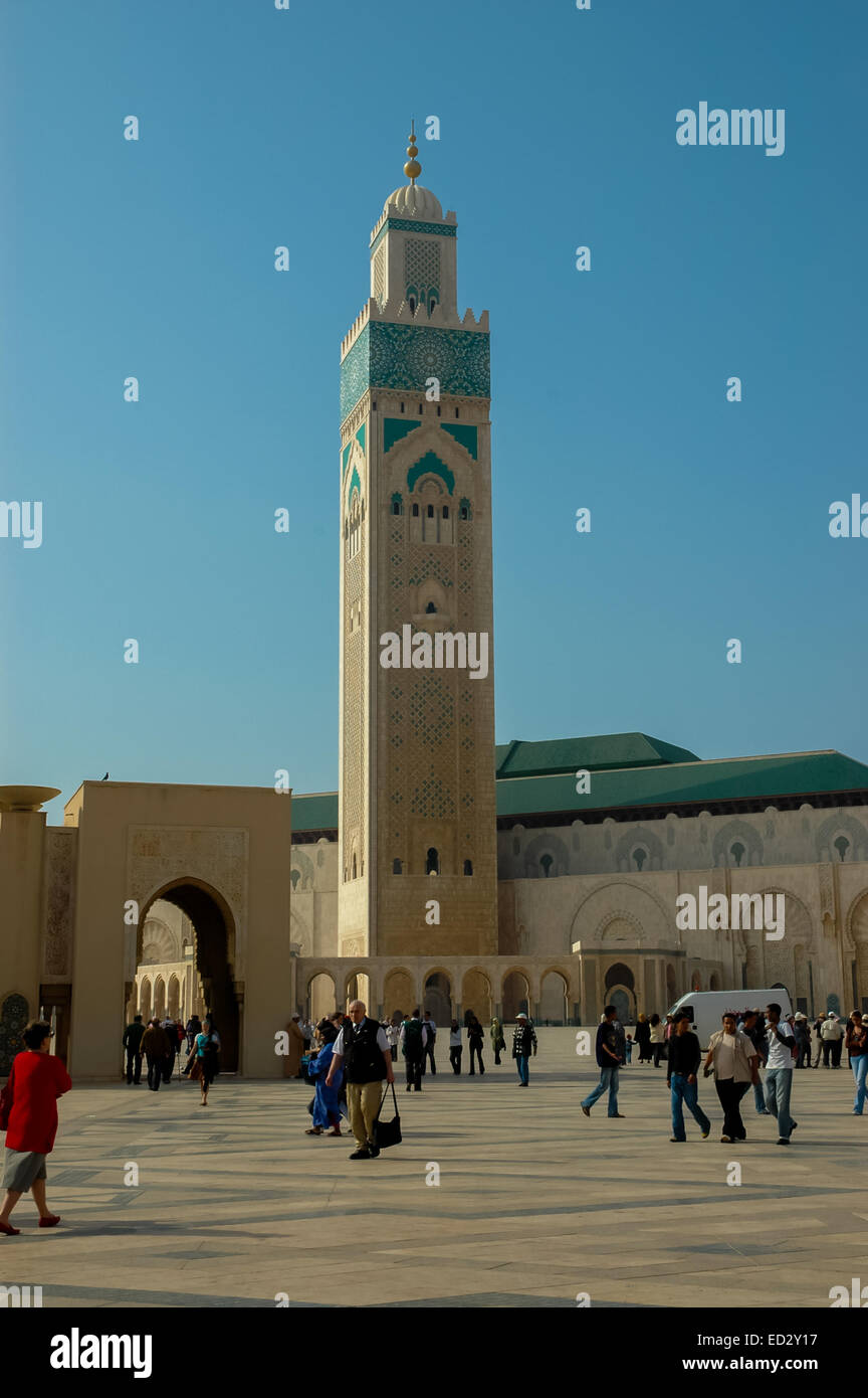 Des personnes non identifiées par la Mosquée Hassan II à Casablanca, Maroc Banque D'Images