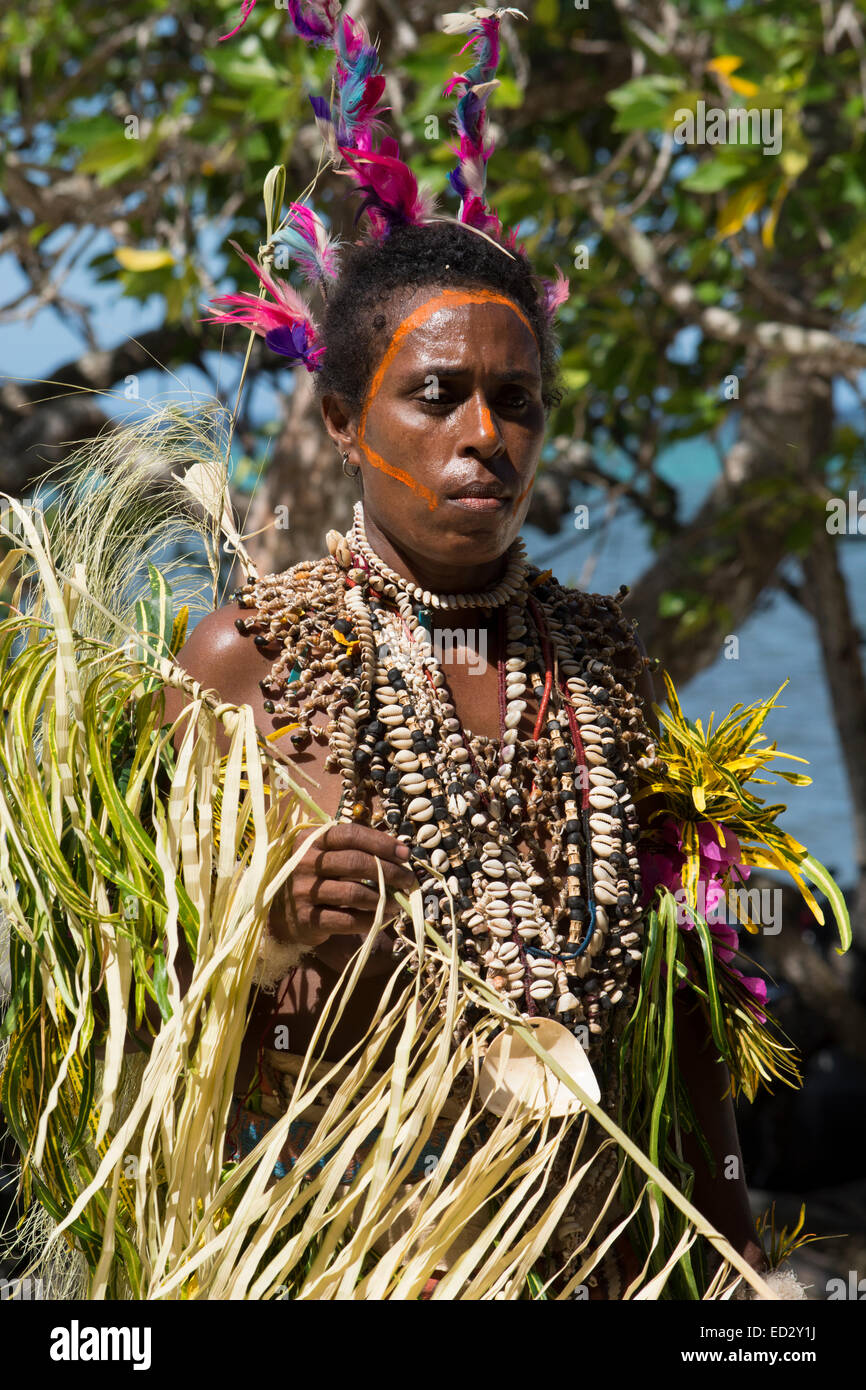 En Mélanésie, la Papouasie-Nouvelle-Guinée, Tufi. Accueil traditionnel sing-sing performance. Femme vêtue de vêtements autochtones. Banque D'Images