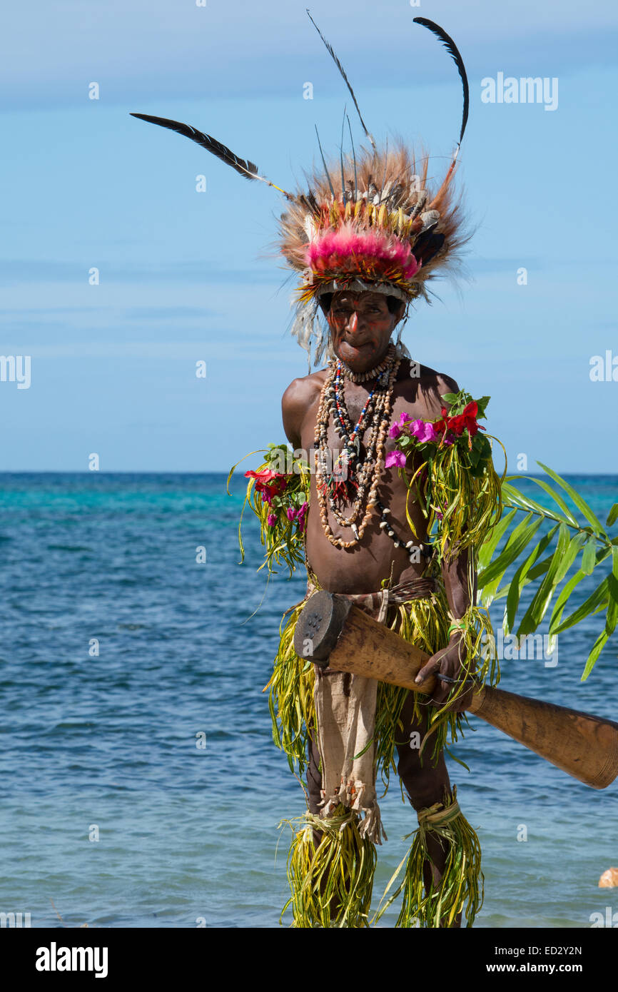La Papouasie-Nouvelle-Guinée, Tufi. Sing-sing, traditionnel avec des hommes habillés en tenue de la batterie d'origine. Banque D'Images