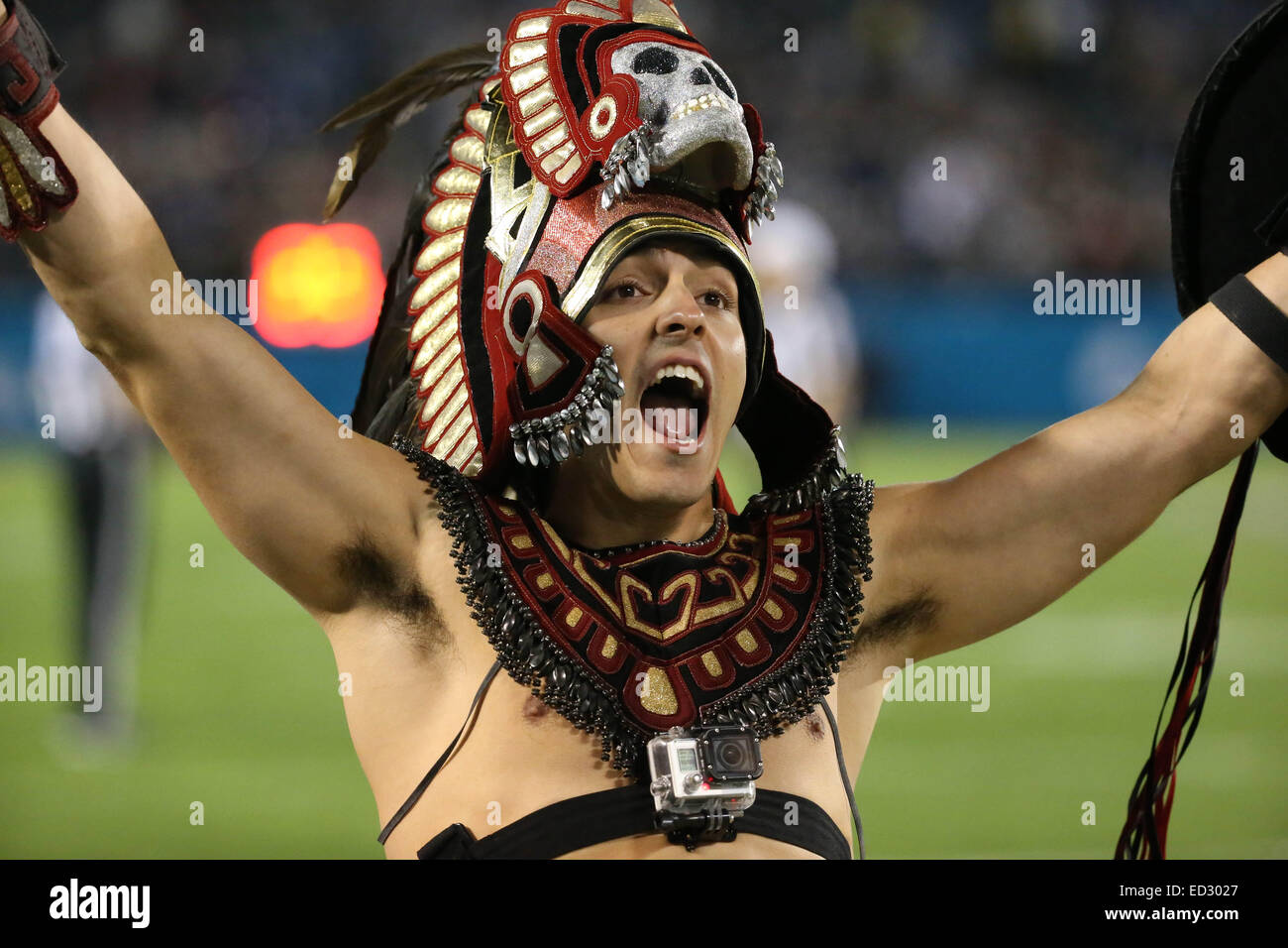 San Diego, CA, c.-à-d. USA. Dec 23, 2014. 23 décembre 2014 : San Diego State Aztecs et aspirants de marine, Qualcomm Stadium de San Diego, CA. L'Aztec mascot cheers après replay a renversé un chiffre d'affaires d'État de San Diego. Crédit : Peter B-House Renner and Co/ZUMA/ZUMAPRESS.com/Alamy fil Live News Banque D'Images