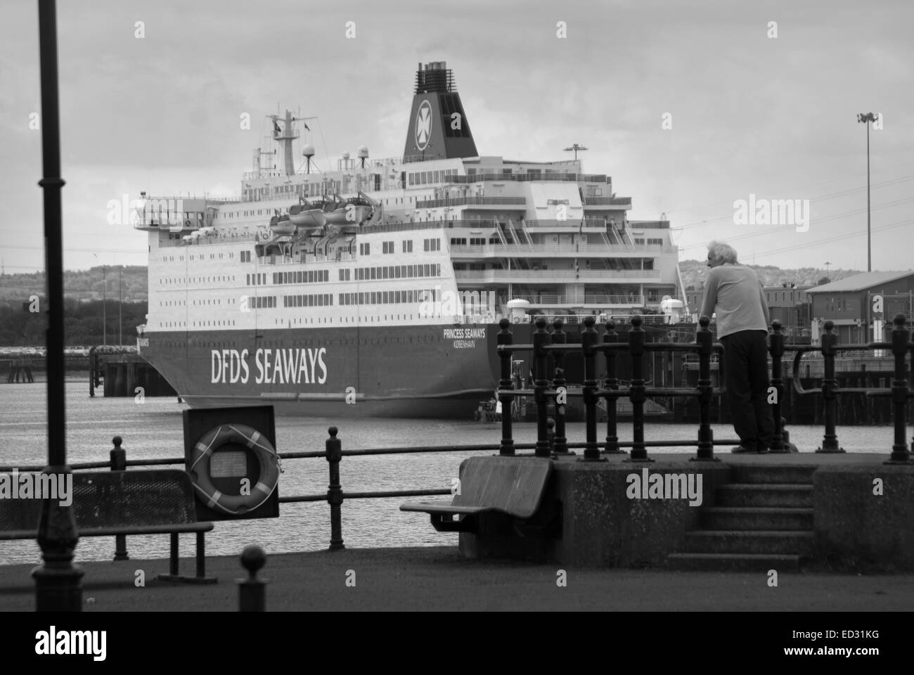 Vieil homme l'observation des bateaux sur la rivière Tyne, South Shields Banque D'Images