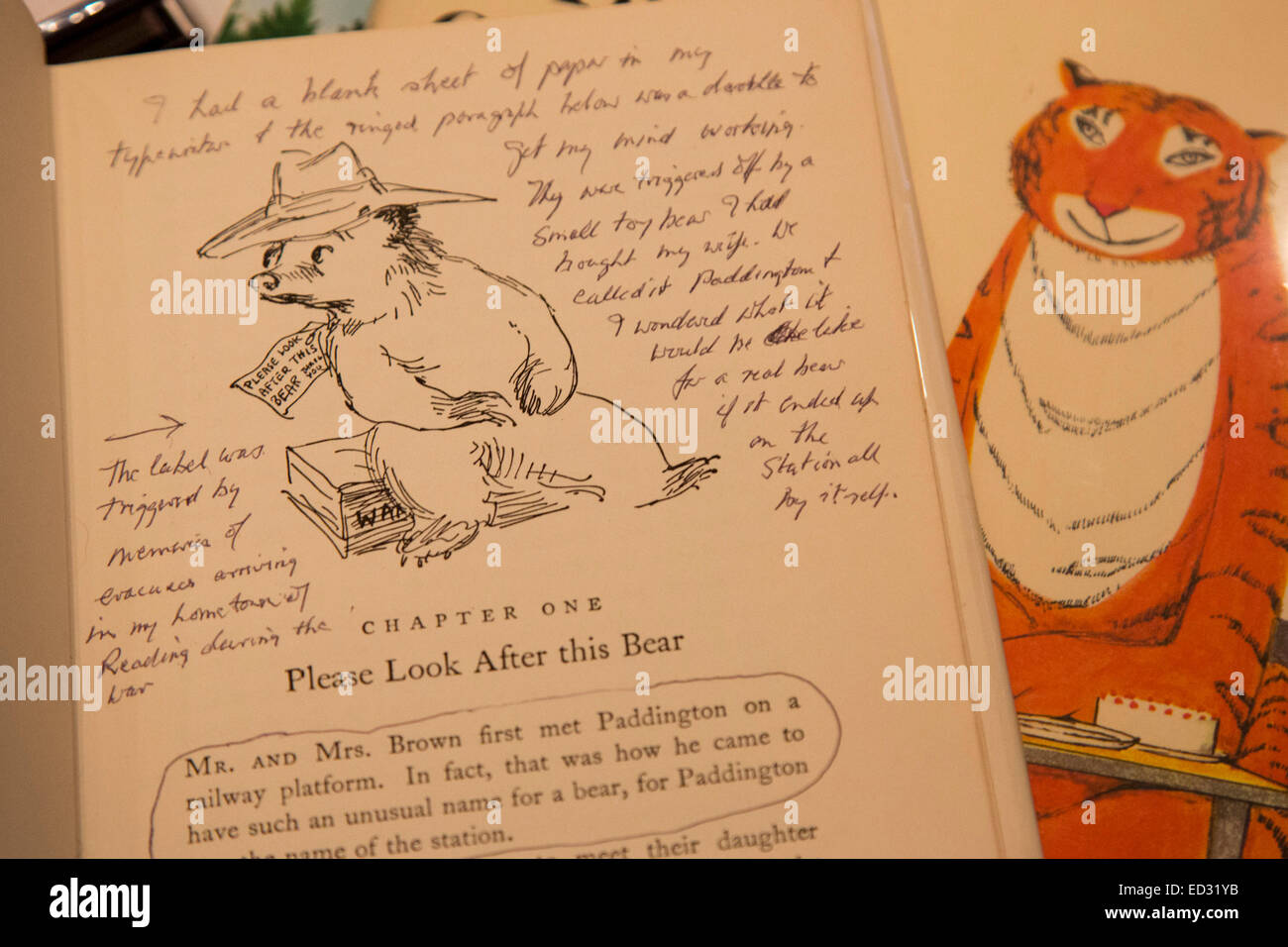 Londres, Royaume-Uni. 4 décembre 2014. Faits saillants : Michael Bond, auteur d''un Ours Paddington', a appelé ce rare première édition annotée avec personal insights tout au long et Judith Kerr's 'Le tigre qui est arrivé au plateau' dispose d'annotations sur l'histoire derrière la création ainsi que le tiger porter un grand chapeau. Le lundi 8 décembre 2014, Sotheby's sera l'hôte de "premières éditions : redessiné', une vente aux enchères de premières éditions annotées de certains des plus grands illustrateurs vivant pour recueillir de l'argent pour la "Maison de l'illustration". Banque D'Images