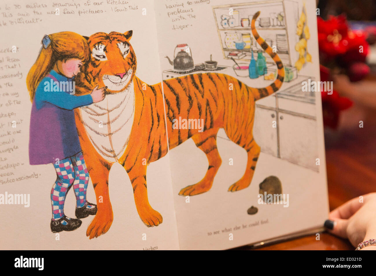 Londres, Royaume-Uni. 4 décembre 2014. Judith Kerr's 'Le tigre qui est arrivé au plateau' dispose d'annotations sur l'histoire derrière la création ainsi que le tiger porter un grand chapeau. Le lundi 8 décembre 2014, Sotheby's sera l'hôte de "premières éditions : redessiné', une vente aux enchères de premières éditions annotées de certains des plus grands illustrateurs vivant pour recueillir de l'argent pour la "Maison de l'illustration". Trente-quatre illustrateurs bien-aimé - et certains auteurs - ont annotés et re-tirés des classiques intemporels, donnant un regard unique sur le processus créatif. Banque D'Images