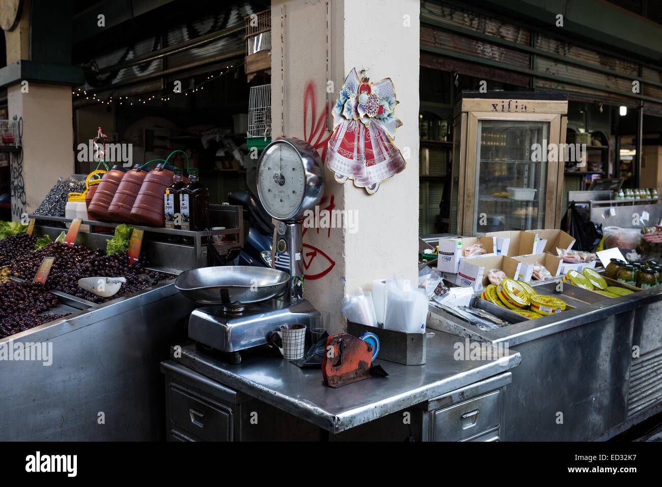 Thessalonique, Grèce. Le 24 décembre, 2014. Les gens ont inondé le marché de rue Kapani historique pour acheter des marchandises pour le traditionnel repas du réveillon de Noël à Thessalonique le 24 décembre 2014. Credit : Konstantinos Tsakalidis/Alamy Live News Banque D'Images