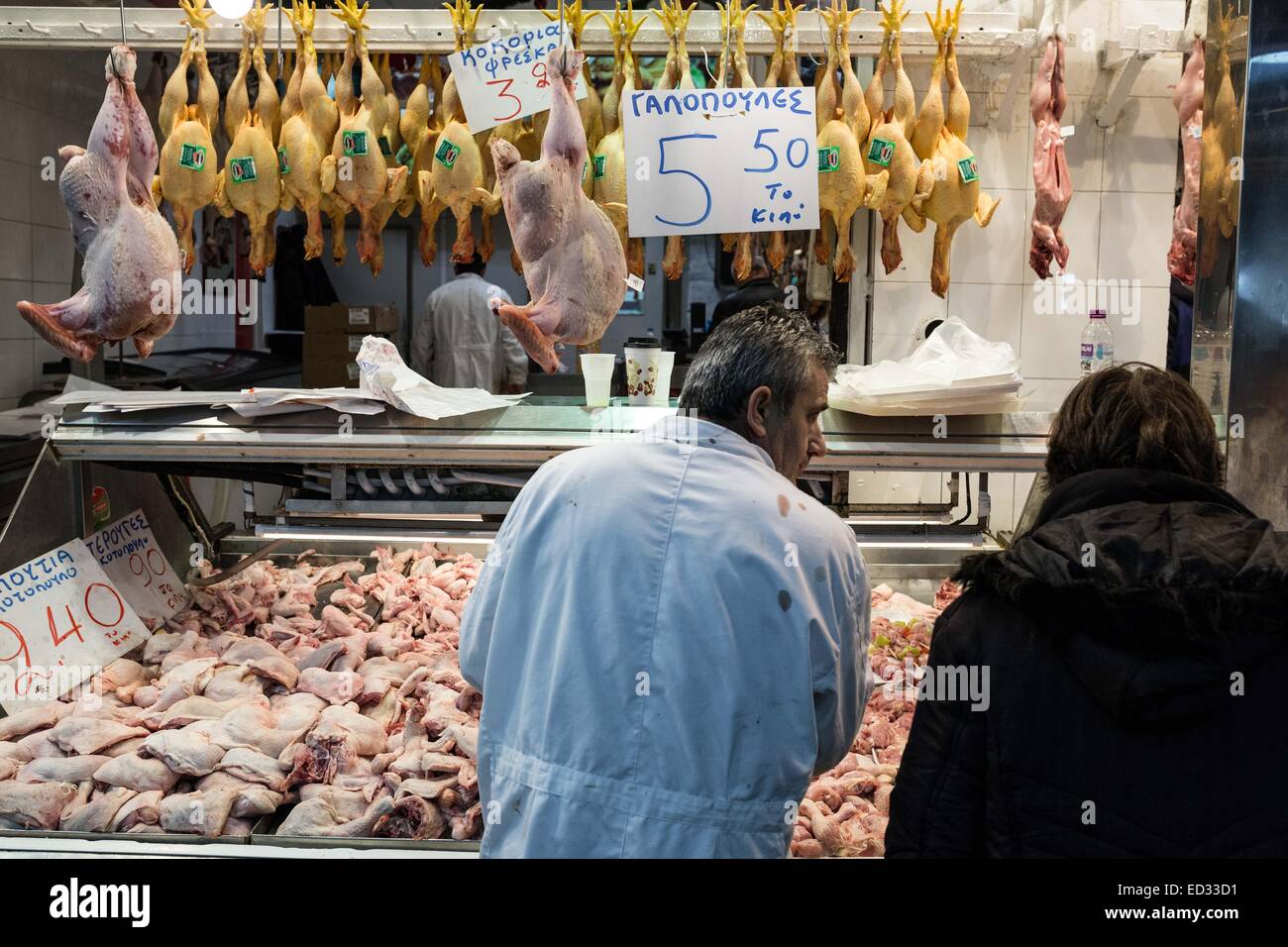 Thessalonique, Grèce. Le 24 décembre, 2014. Les gens ont inondé le marché de rue Kapani historique pour acheter des marchandises pour le traditionnel repas du réveillon de Noël à Thessalonique le 24 décembre 2014. Credit : Konstantinos Tsakalidis/Alamy Live News Banque D'Images