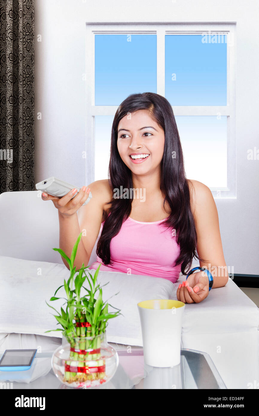 1 Indian dame assise la maison à regarder la télévision Divertissement Banque D'Images