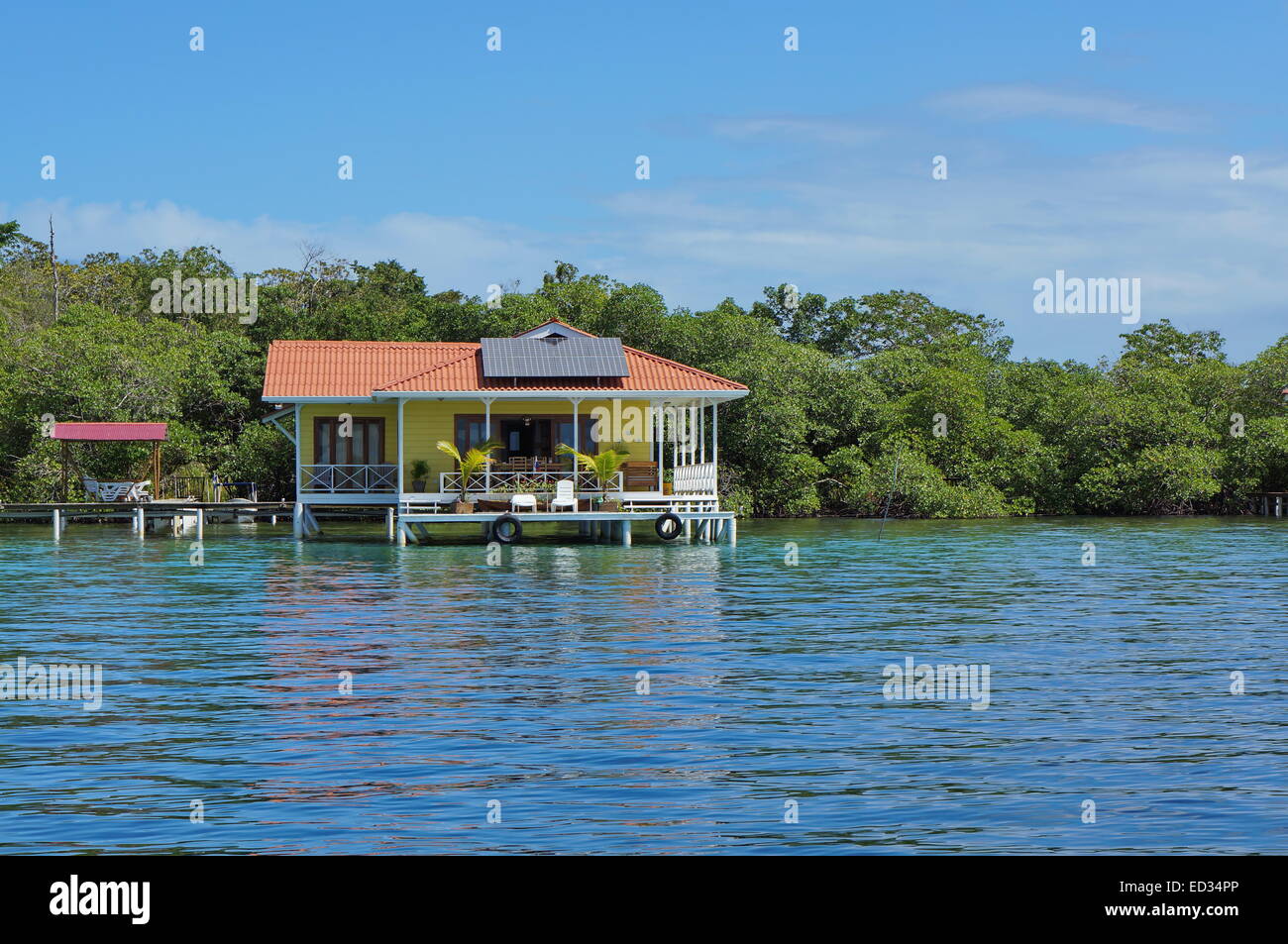 Maison hors réseau sur la mer avec des panneaux solaires sur le toit, des Caraïbes, Panama Banque D'Images