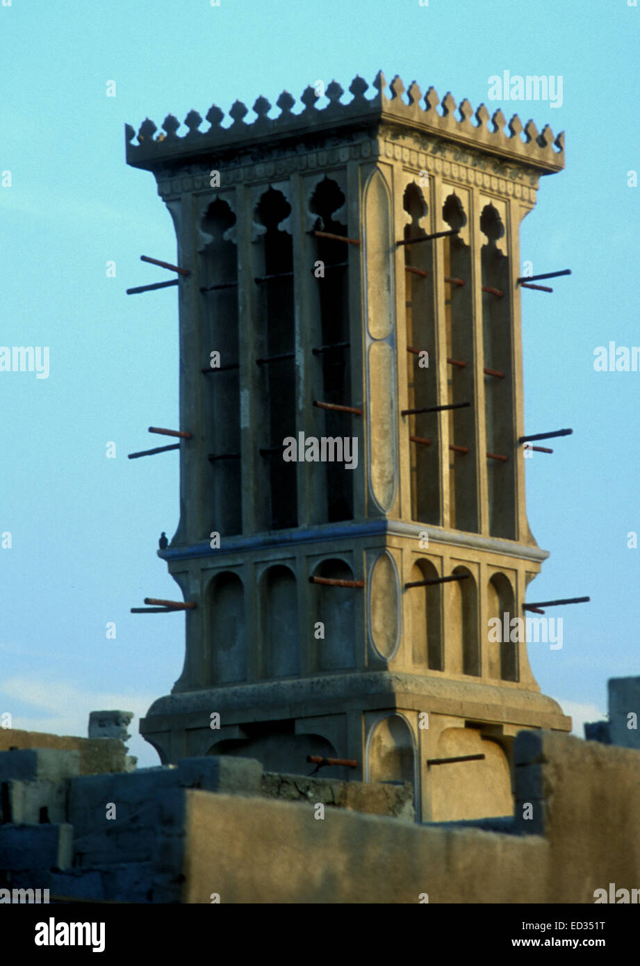 Tour de vent, ou badgir, dans le quartier Bastakiya du vieux Dubaï, Émirats Arabes Unis Banque D'Images