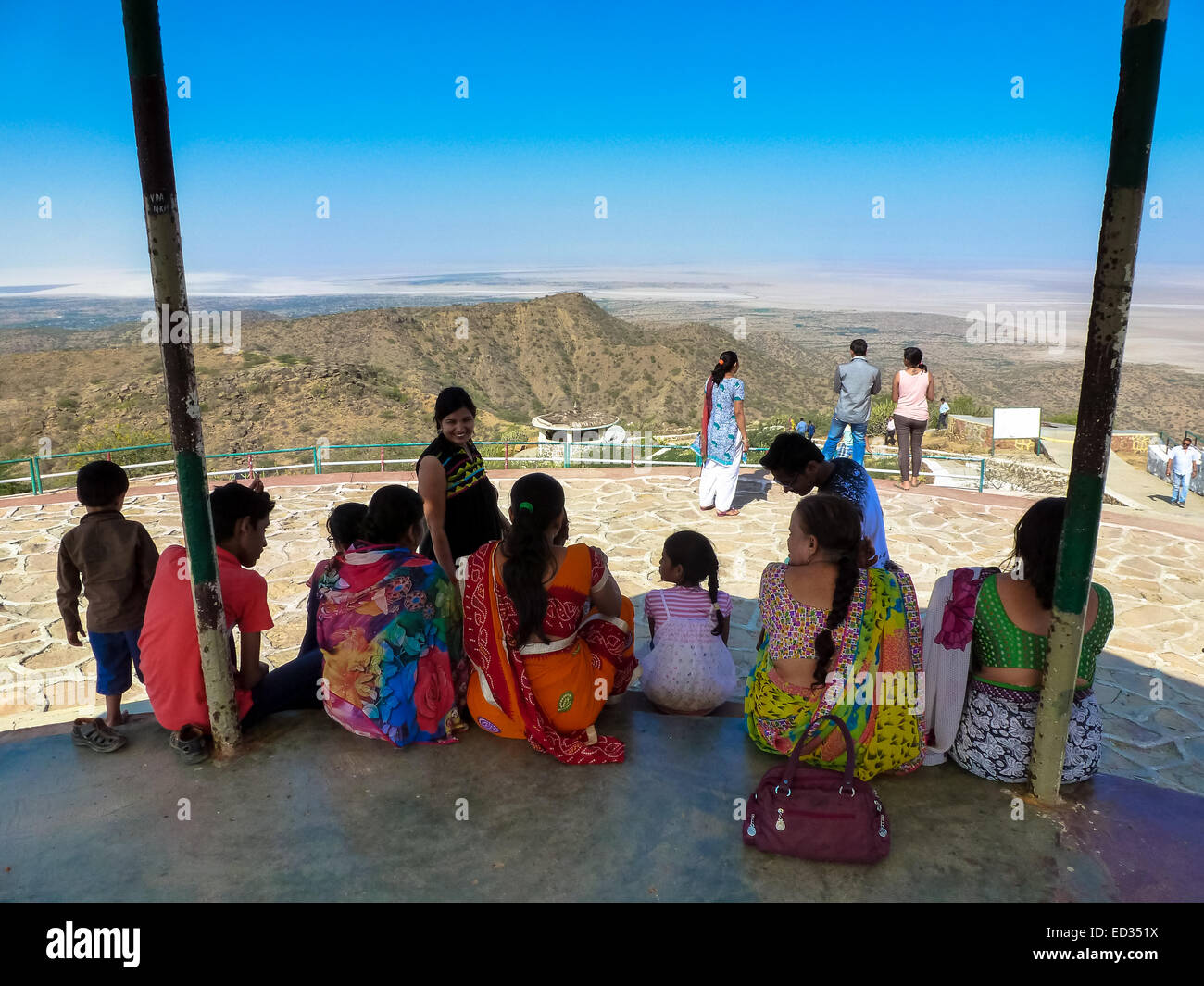 Famille à la vue surplombant saltlake à ran de Kutch dans Gujarat Inde Banque D'Images