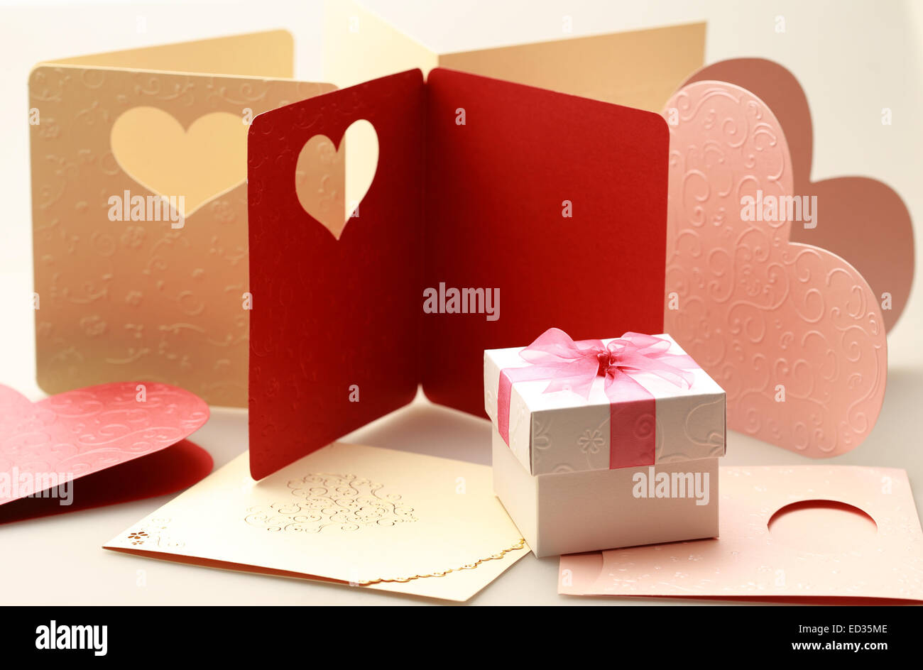 La boîte-cadeau sur carte de souhaits pour la célébration des événements Banque D'Images