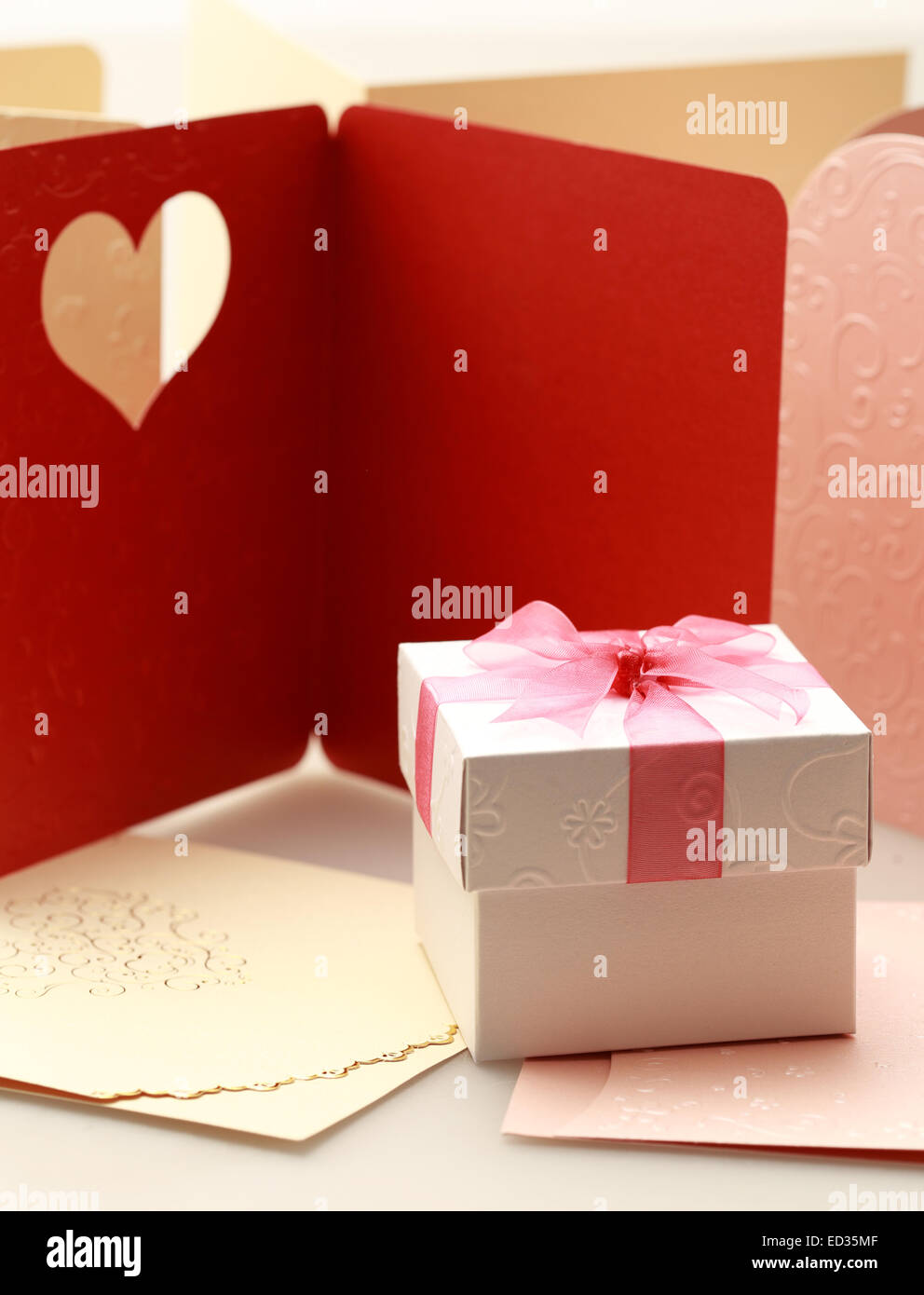 La boîte-cadeau sur carte de souhaits pour la célébration des événements Banque D'Images