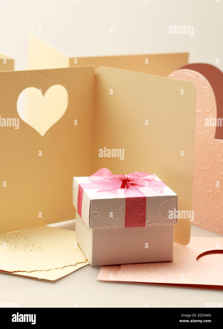 La boîte-cadeau sur carte de souhaits pour la célébration des événements Banque D'Images