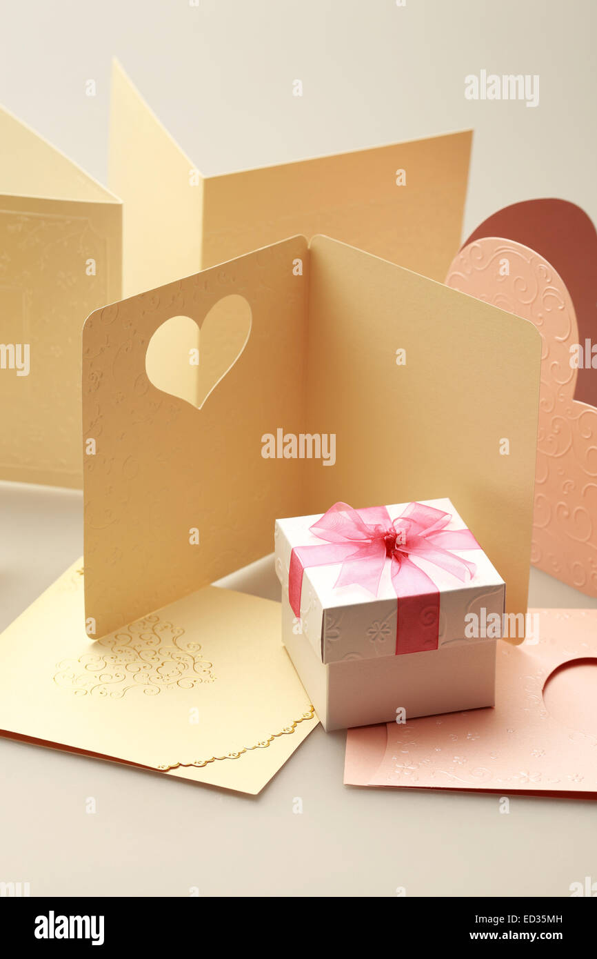 La boîte-cadeau sur carte de souhaits pour la célébration des événements Banque D'Images