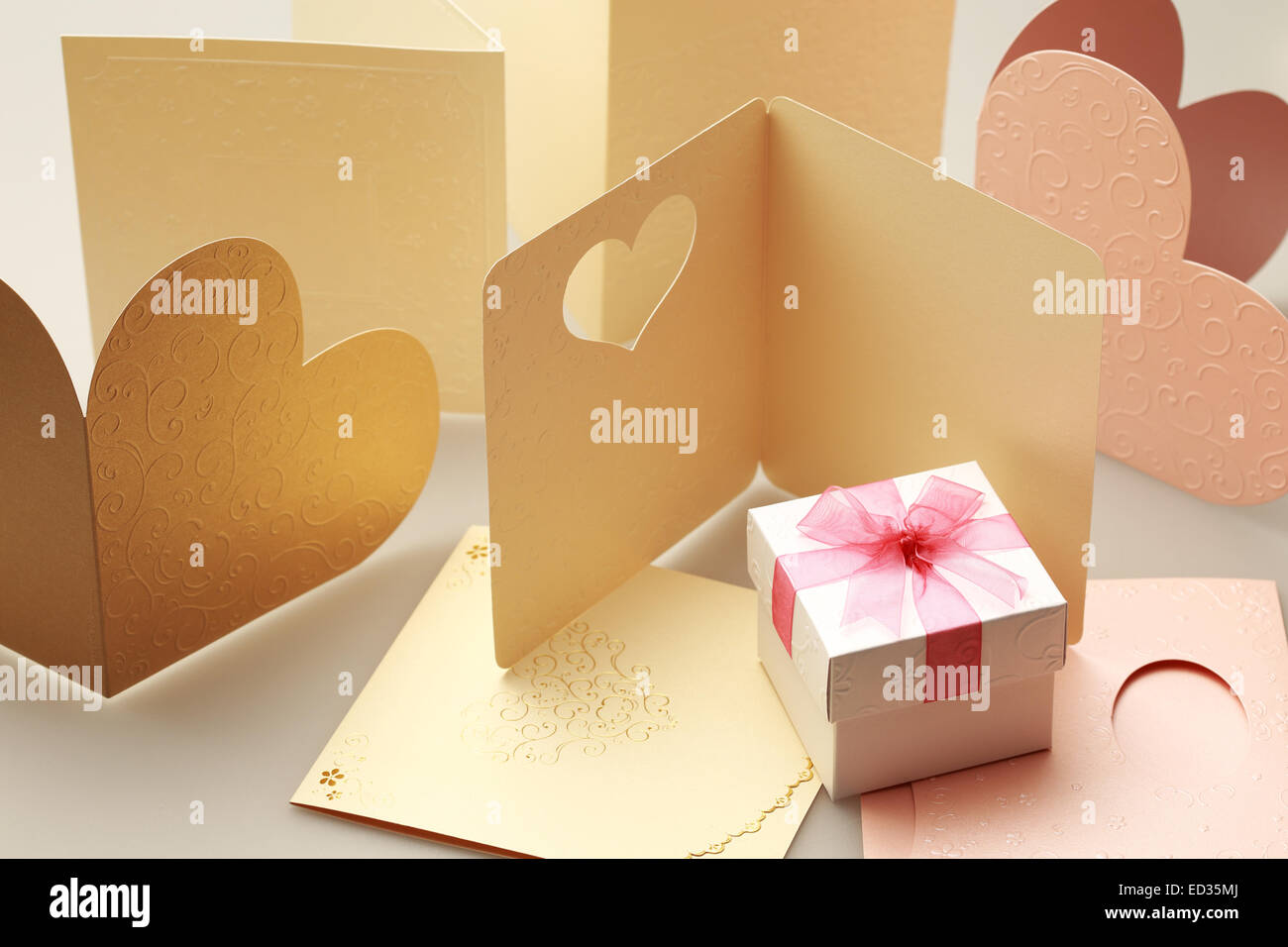 La boîte-cadeau sur carte de souhaits pour la célébration des événements Banque D'Images