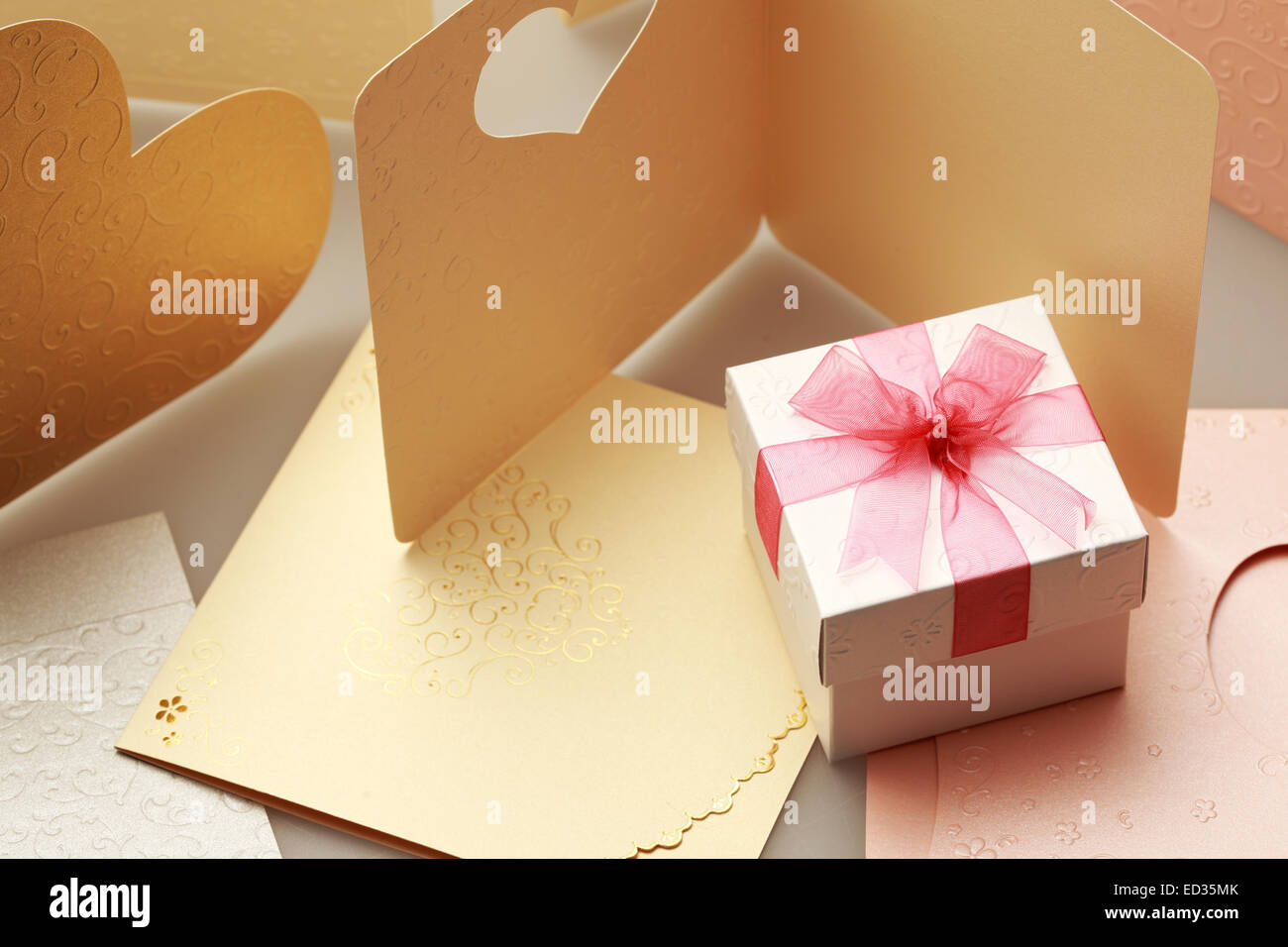 La boîte-cadeau sur carte de souhaits pour la célébration des événements Banque D'Images