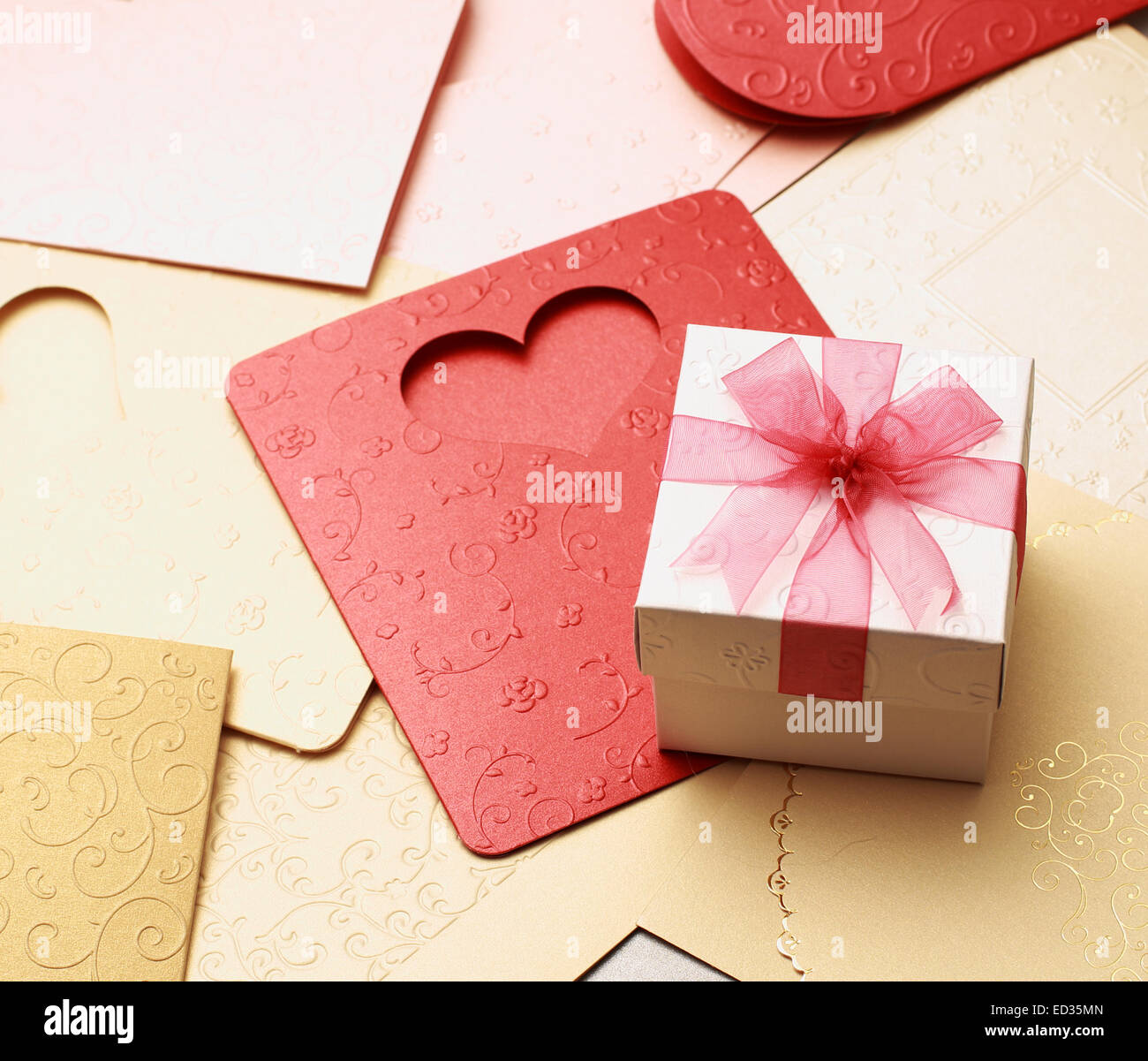 La boîte-cadeau sur carte de souhaits pour la célébration des événements Banque D'Images