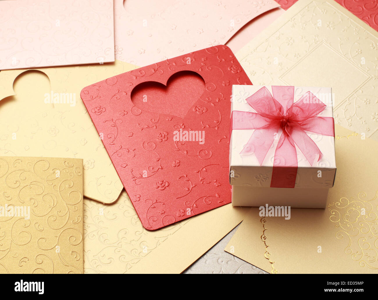 La boîte-cadeau sur carte de souhaits pour la célébration des événements Banque D'Images