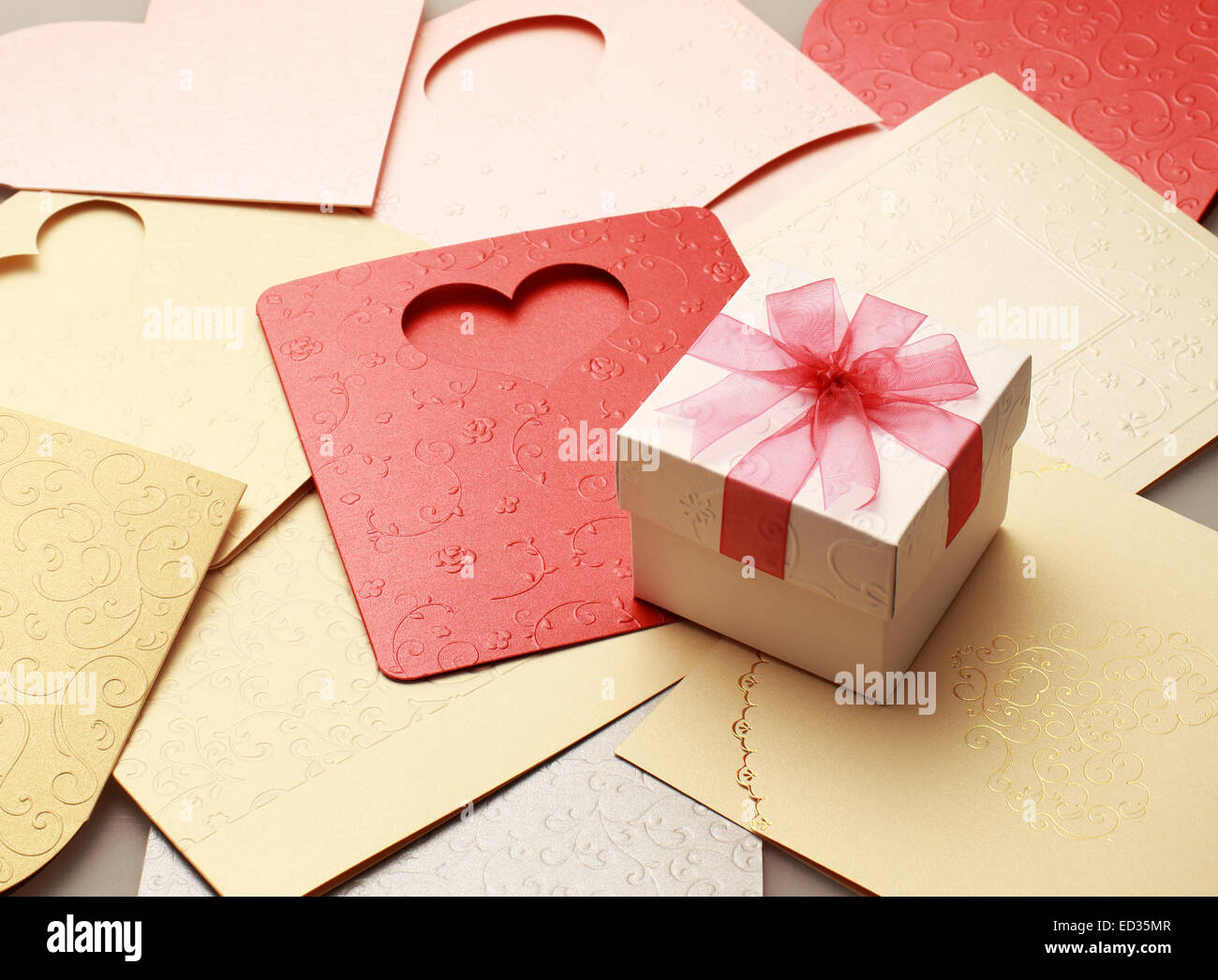 La boîte-cadeau sur carte de souhaits pour la célébration des événements Banque D'Images