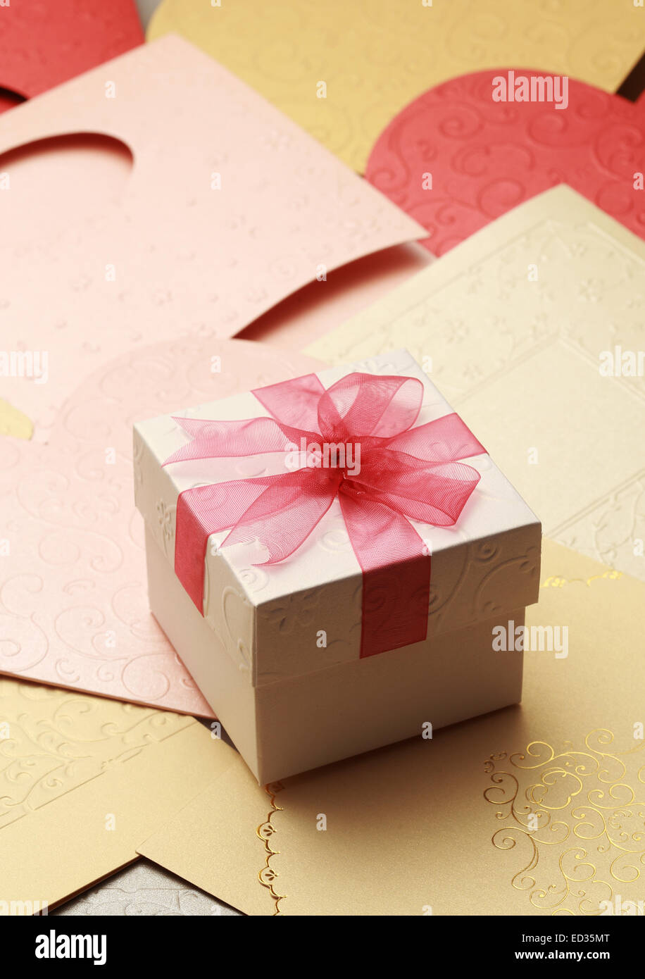 La boîte-cadeau sur carte de souhaits pour la célébration des événements Banque D'Images