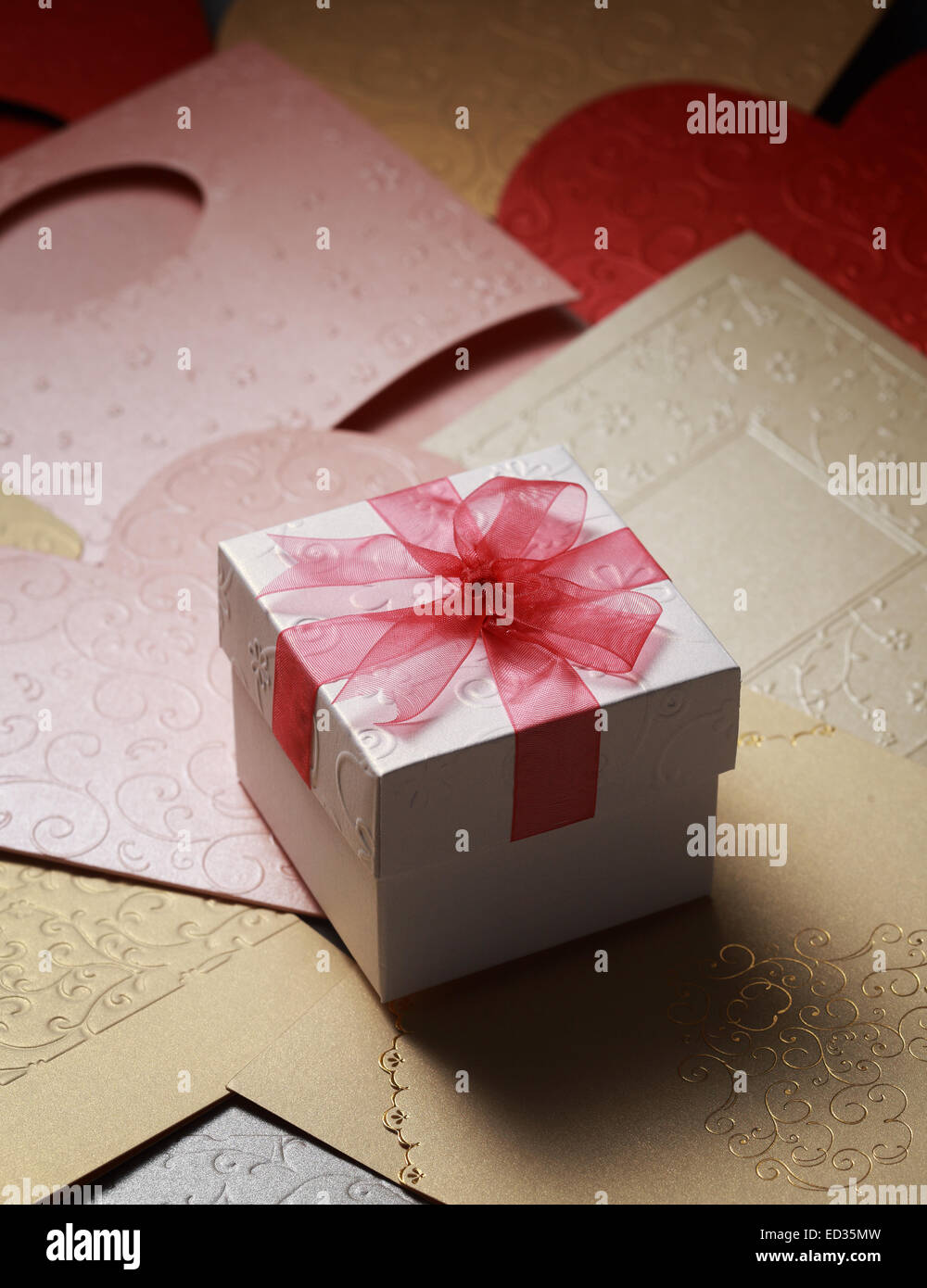 La boîte-cadeau sur carte de souhaits pour la célébration des événements Banque D'Images