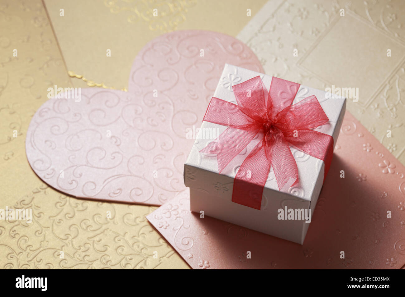 La boîte-cadeau sur carte de souhaits pour la célébration des événements Banque D'Images