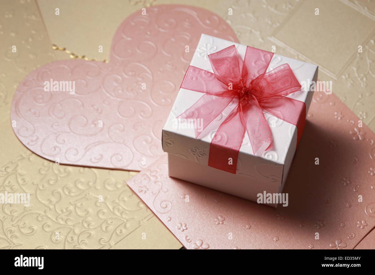 La boîte-cadeau sur carte de souhaits pour la célébration des événements Banque D'Images