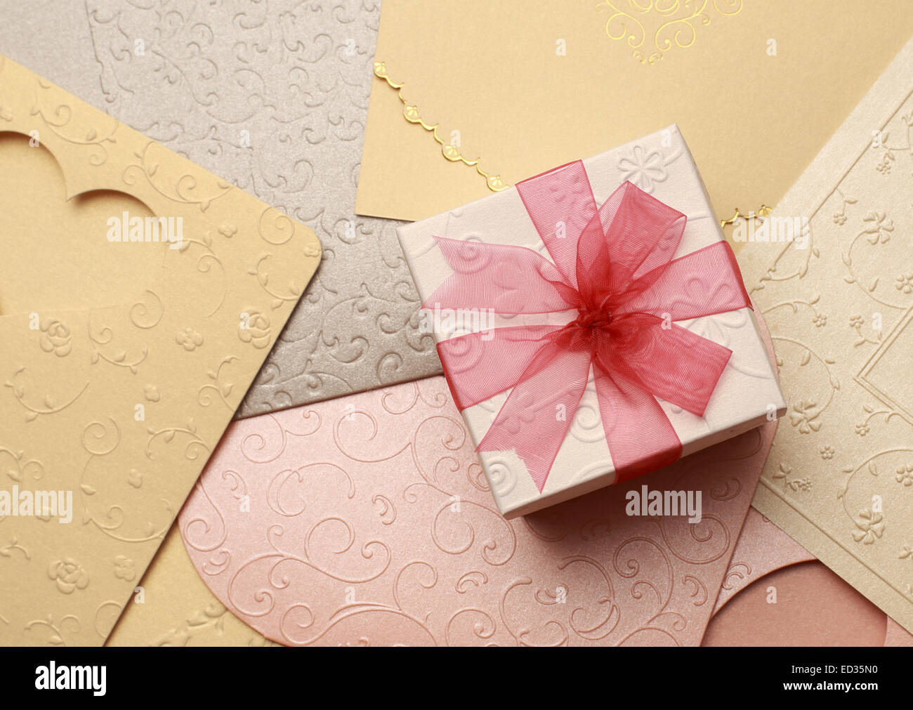 La boîte-cadeau sur carte de souhaits pour la célébration des événements Banque D'Images