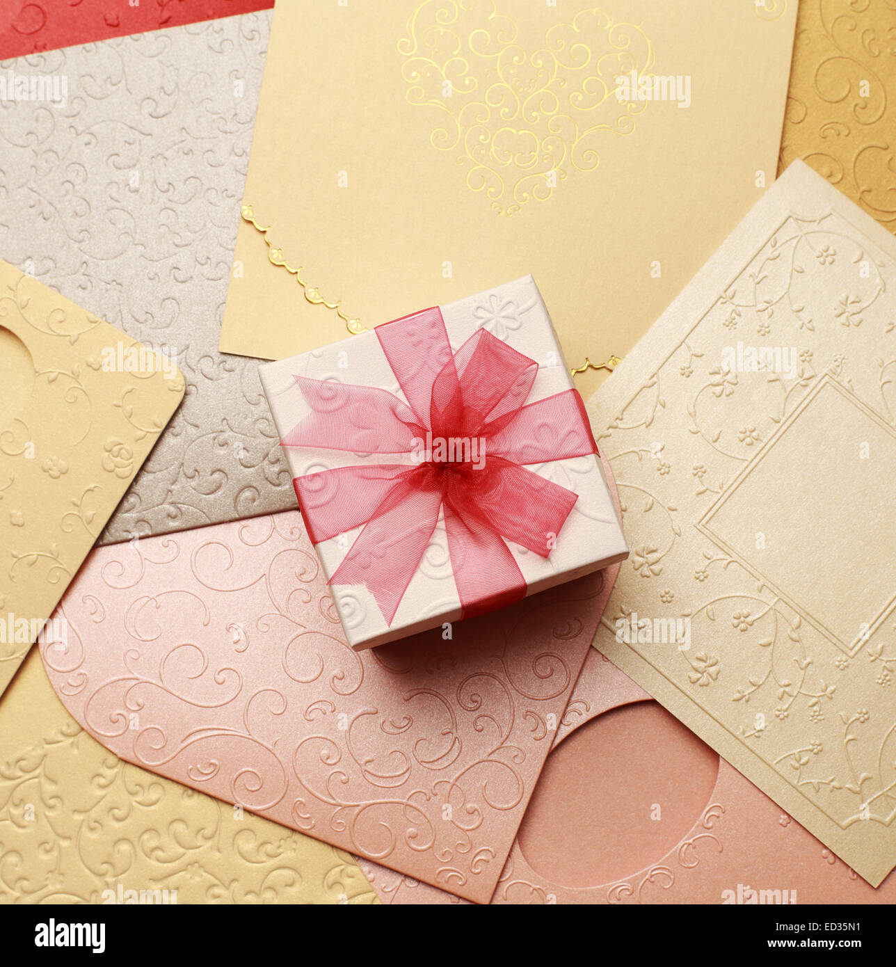 La boîte-cadeau sur carte de souhaits pour la célébration des événements Banque D'Images