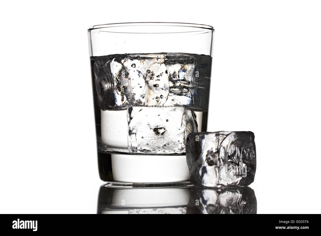 Verre d'eau avec des cubes de glace Banque D'Images