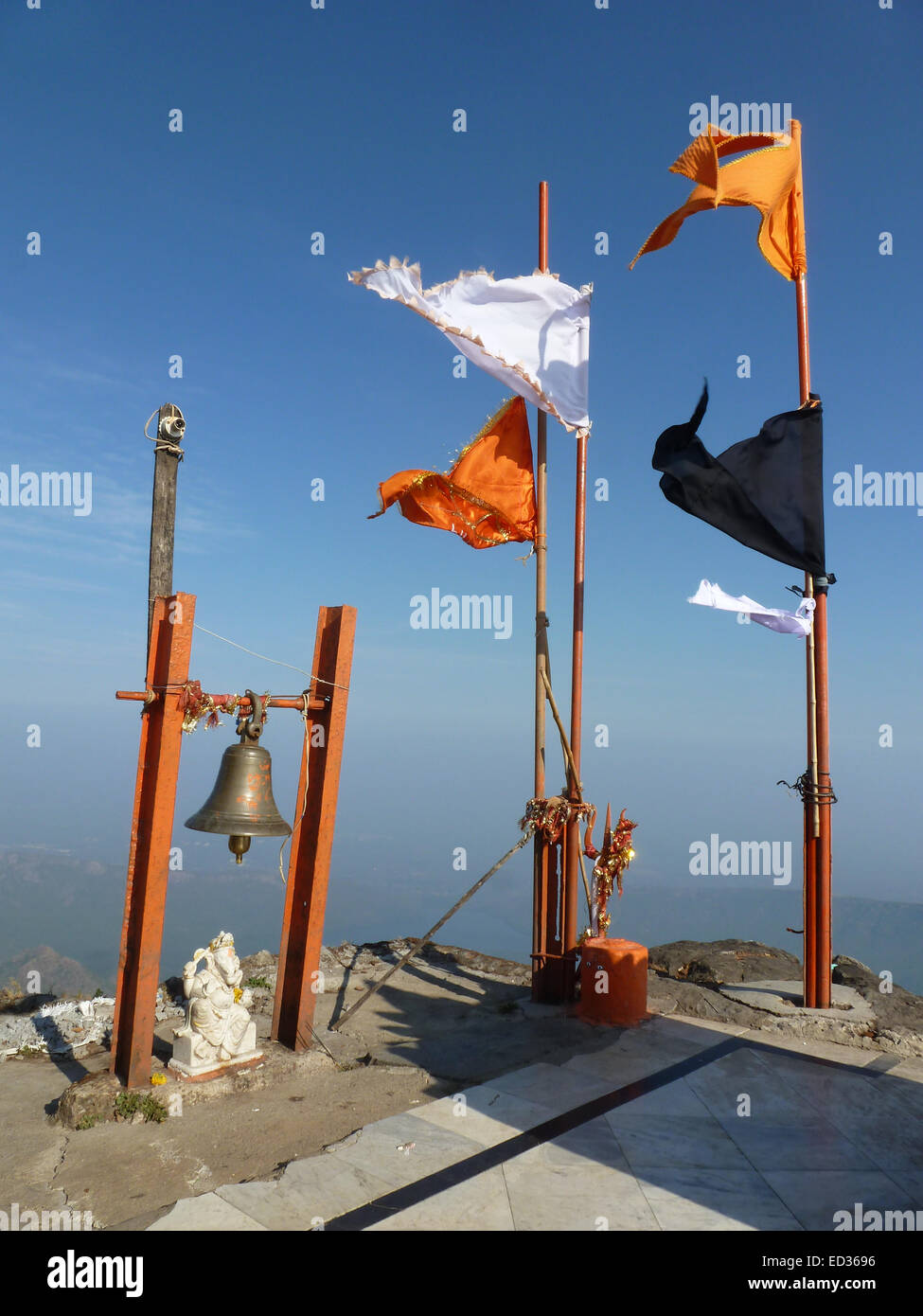 Bell et les drapeaux sur haut de temple d'junagdh au Gujarat, Inde Banque D'Images