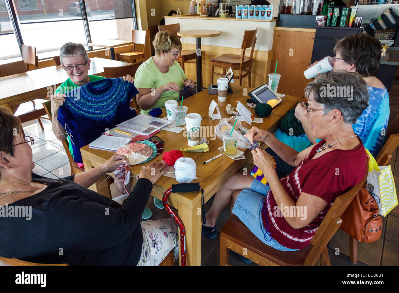 Springfield Illinois,Starbucks Coffee,Barista,café,intérieur,adultes femme femme femme dame,amis,quitting Sewing Bee,réunion,visiteurs t Banque D'Images