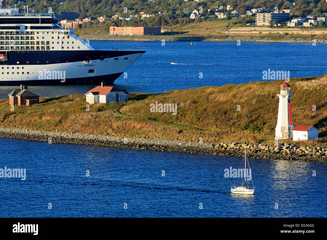 Bateau de croisière passant Georges Island Lighthouse, Halifax, Nouvelle-Écosse, Canada Banque D'Images