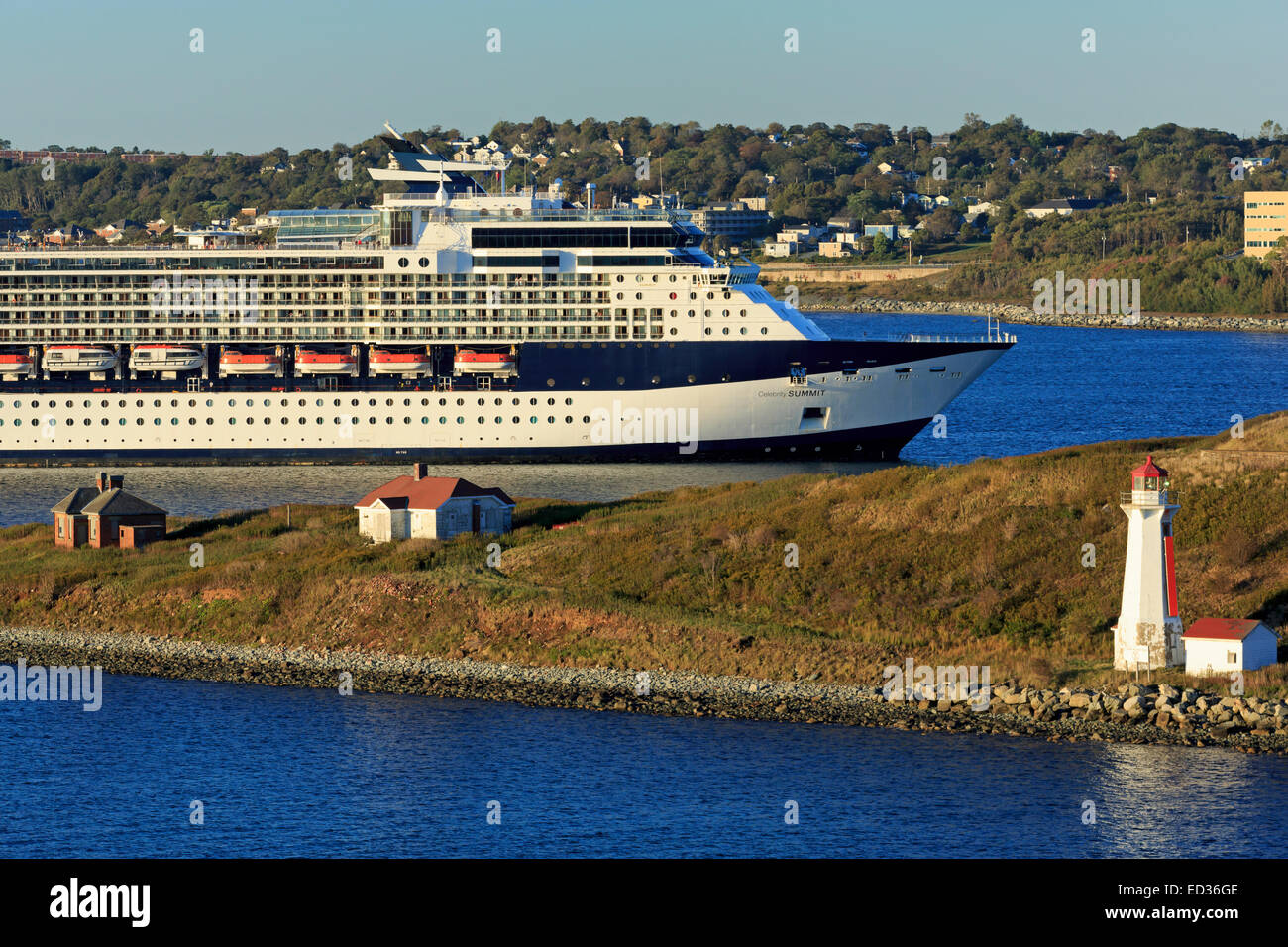 Bateau de croisière passant Georges Island Lighthouse, Halifax, Nouvelle-Écosse, Canada Banque D'Images