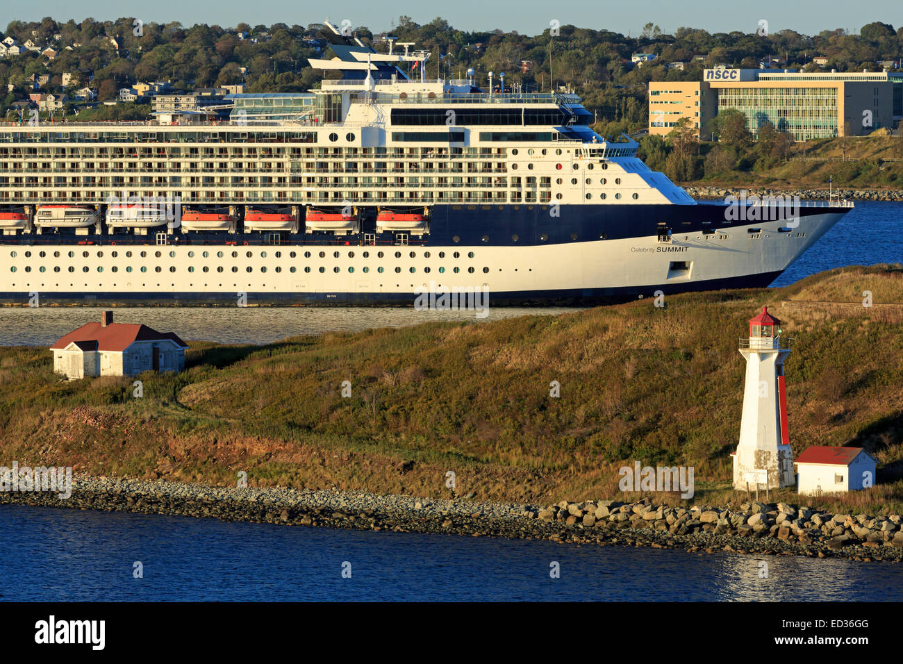 Bateau de croisière passant Georges Island Lighthouse, Halifax, Nouvelle-Écosse, Canada Banque D'Images