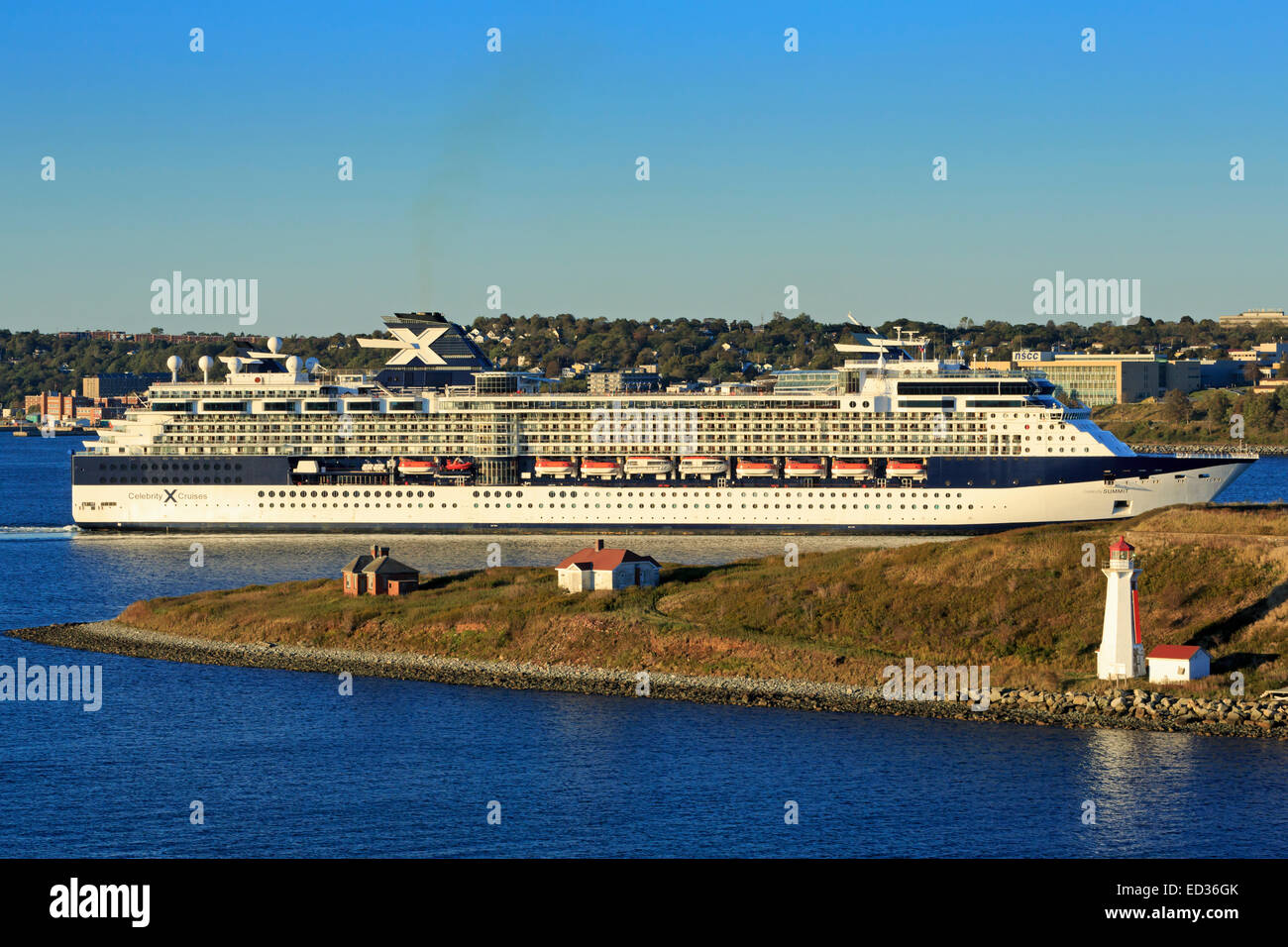 Bateau de croisière passant Georges Island Lighthouse, Halifax, Nouvelle-Écosse, Canada Banque D'Images