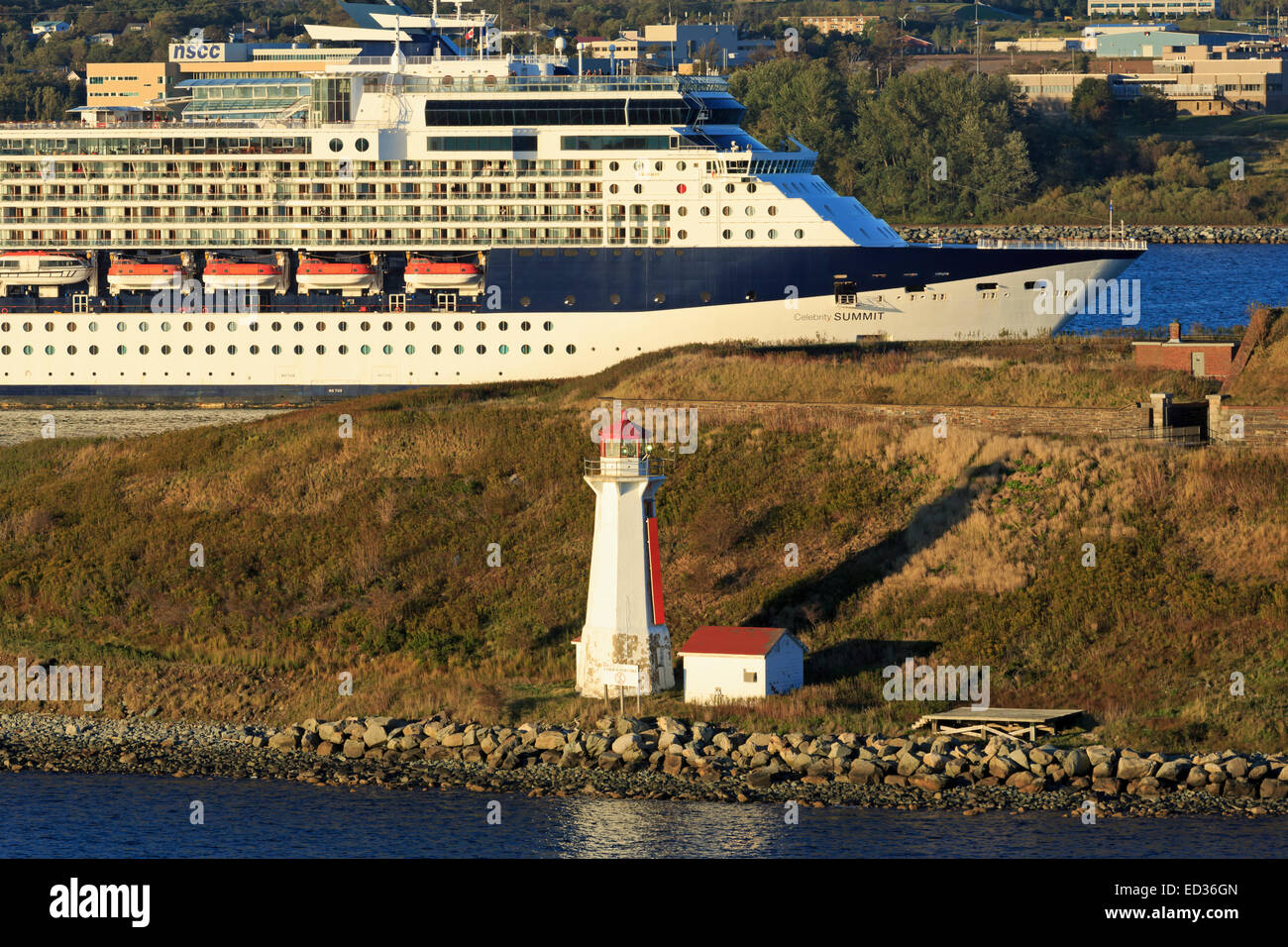 Bateau de croisière passant Georges Island Lighthouse, Halifax, Nouvelle-Écosse, Canada Banque D'Images