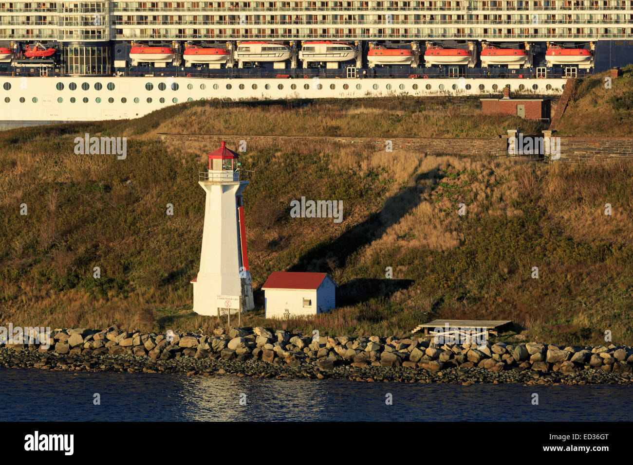 Bateau de croisière passant Georges Island Lighthouse, Halifax, Nouvelle-Écosse, Canada Banque D'Images