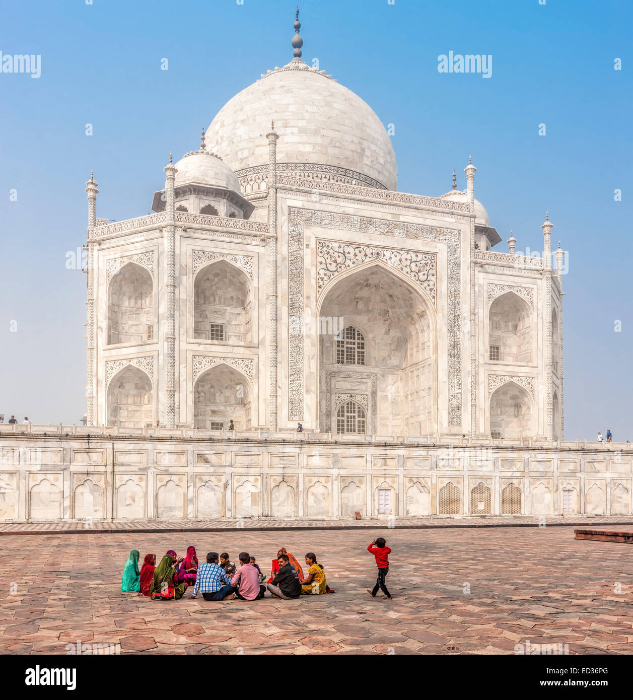 AGRA, INDE - NOV 17, 2012 : se détendre autour des murs du Taj Mahal. Taj Mahal reconnu comme joyau de l'art musulman en Inde Banque D'Images