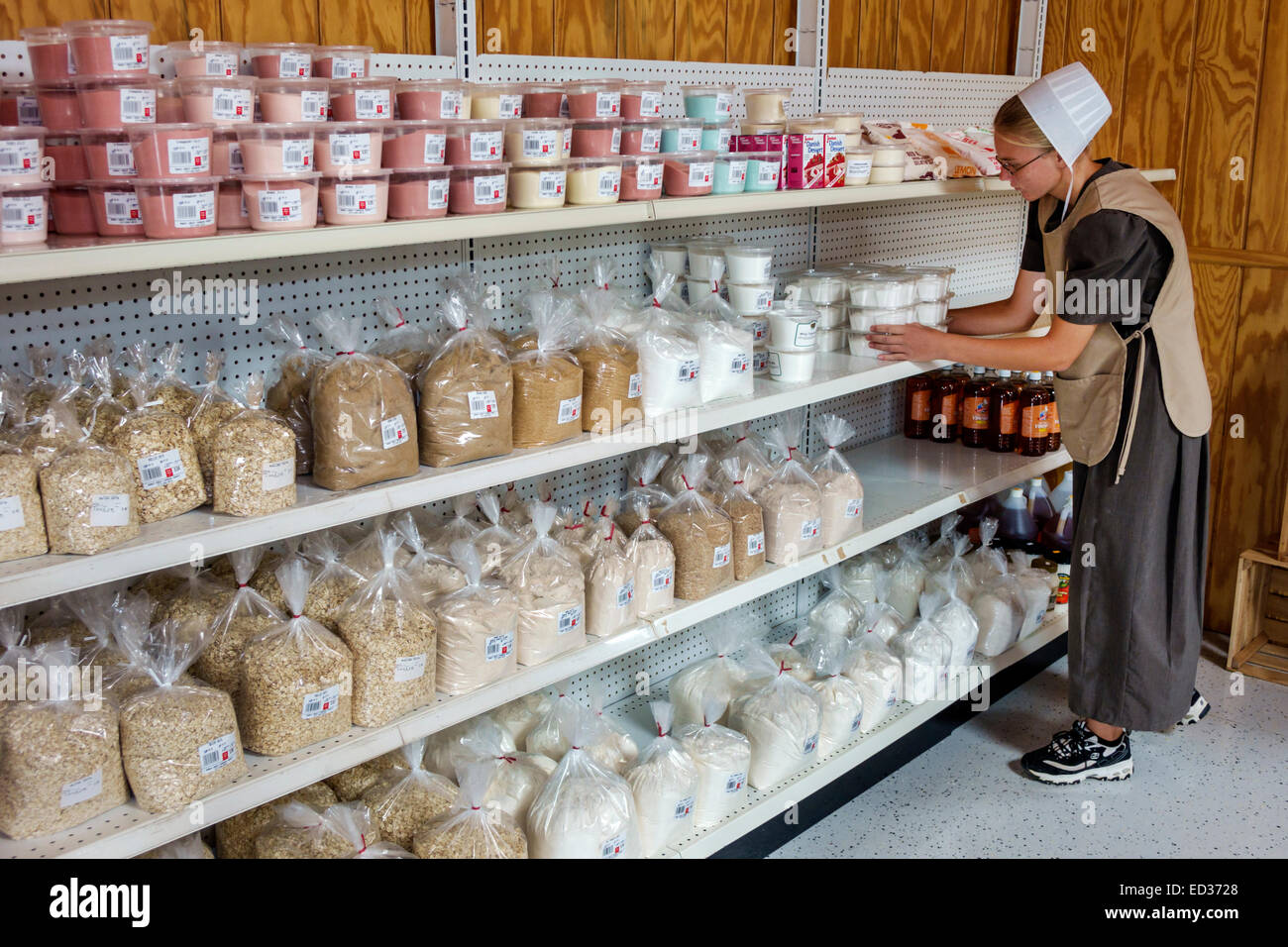 Illinois Arthur,Shady Crest Orchard & Farm Market,femme femme femme femme,Amish,cap,bonnet,employé travailleurs travaillant personnel,travail,stockage étagères,I Banque D'Images