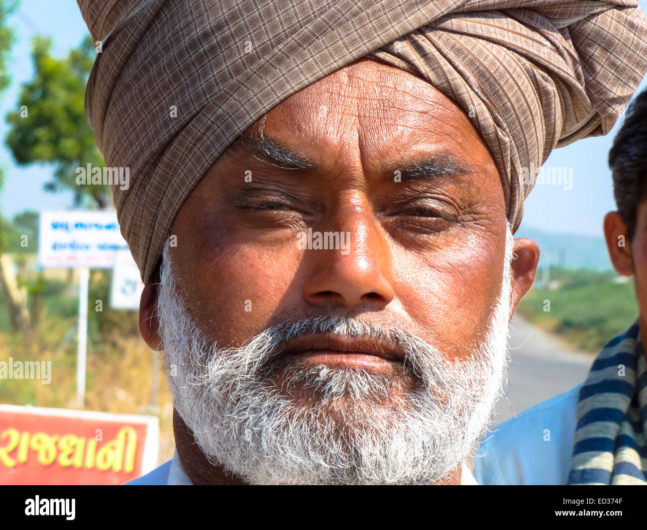 Portrait d'homme barbu avec turban dans le Gujarat, en Inde Banque D'Images