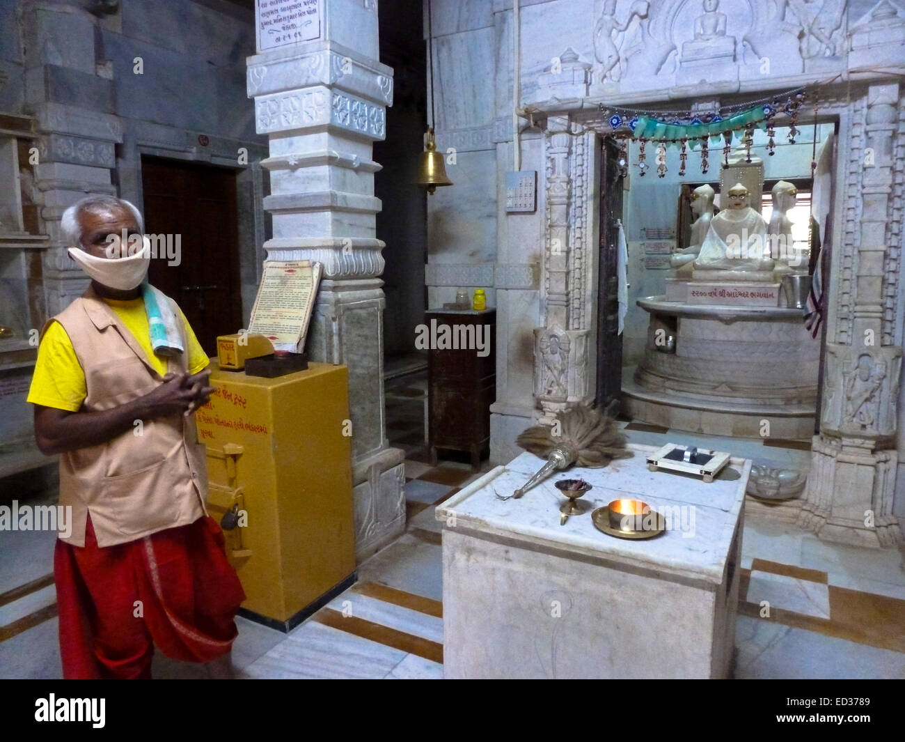 L'homme avec la bouche couverte selon la croyance en Satrunjaya Jain temple complexe dans Gujarat Inde Palitana Banque D'Images
