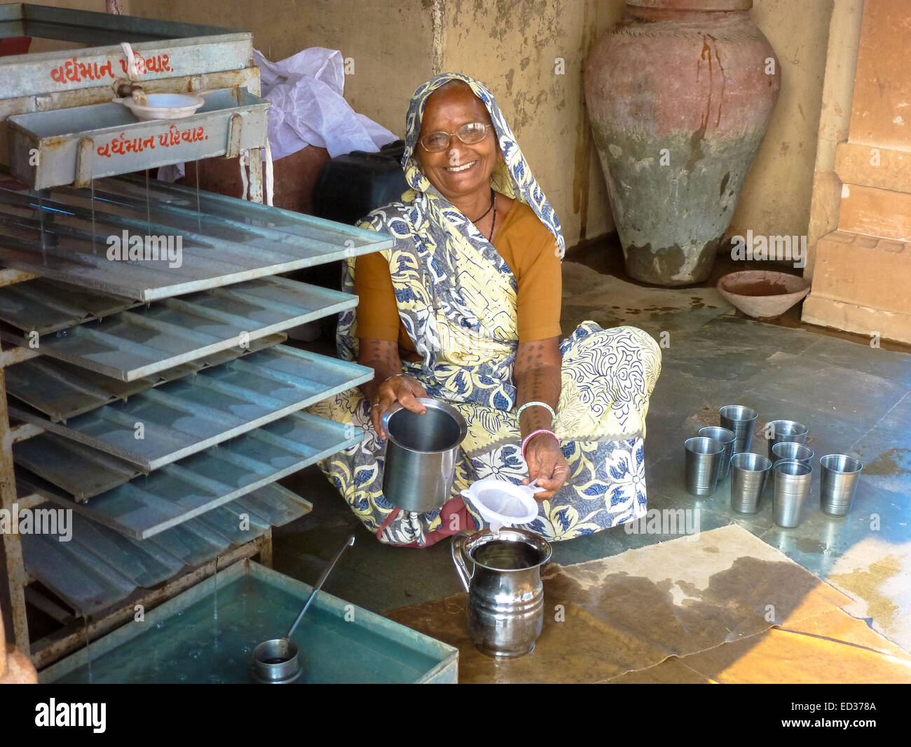 Femme avec de l'eau rituellement nettoyés dans des temples de shatrunjaya à palitana Gujarat Inde Banque D'Images