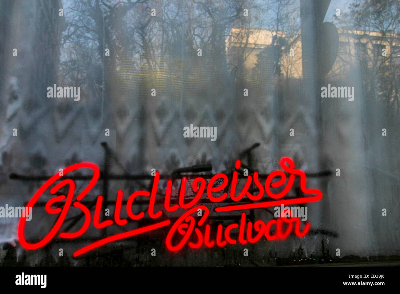Publicité de bière Budweiser à l'extérieur fenêtre bar quartier Zizkov, Prague République Tchèque Banque D'Images