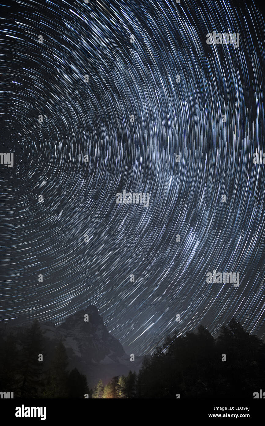 Star Trails sur le Mont Cervin dans une nuit d'automne, de la vallée d'Aoste Banque D'Images