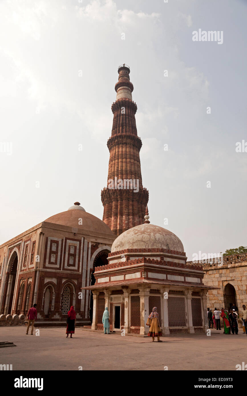 Qutb Minar et Alai Darwaza ou Alai Gate au complexe Qutb, Site du patrimoine mondial de l'UNESCO à New Delhi, Inde, Asie Banque D'Images